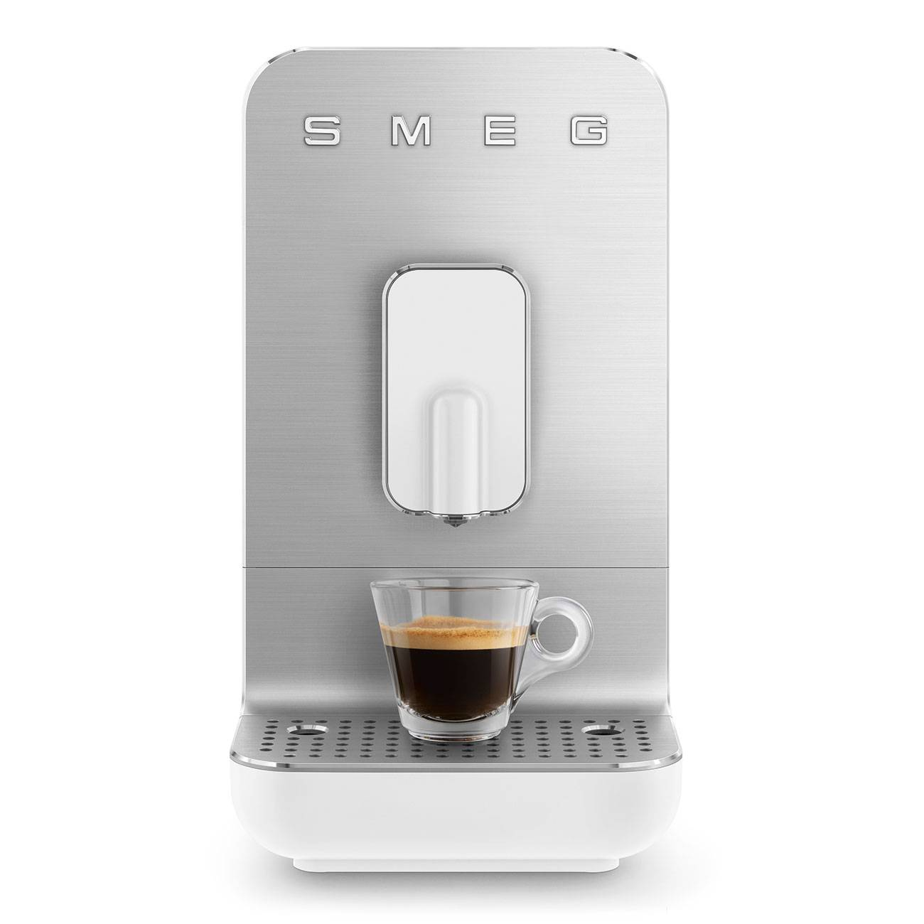 Cafetera plateada y blanca con una taza de café sobre una superficie blanca.
