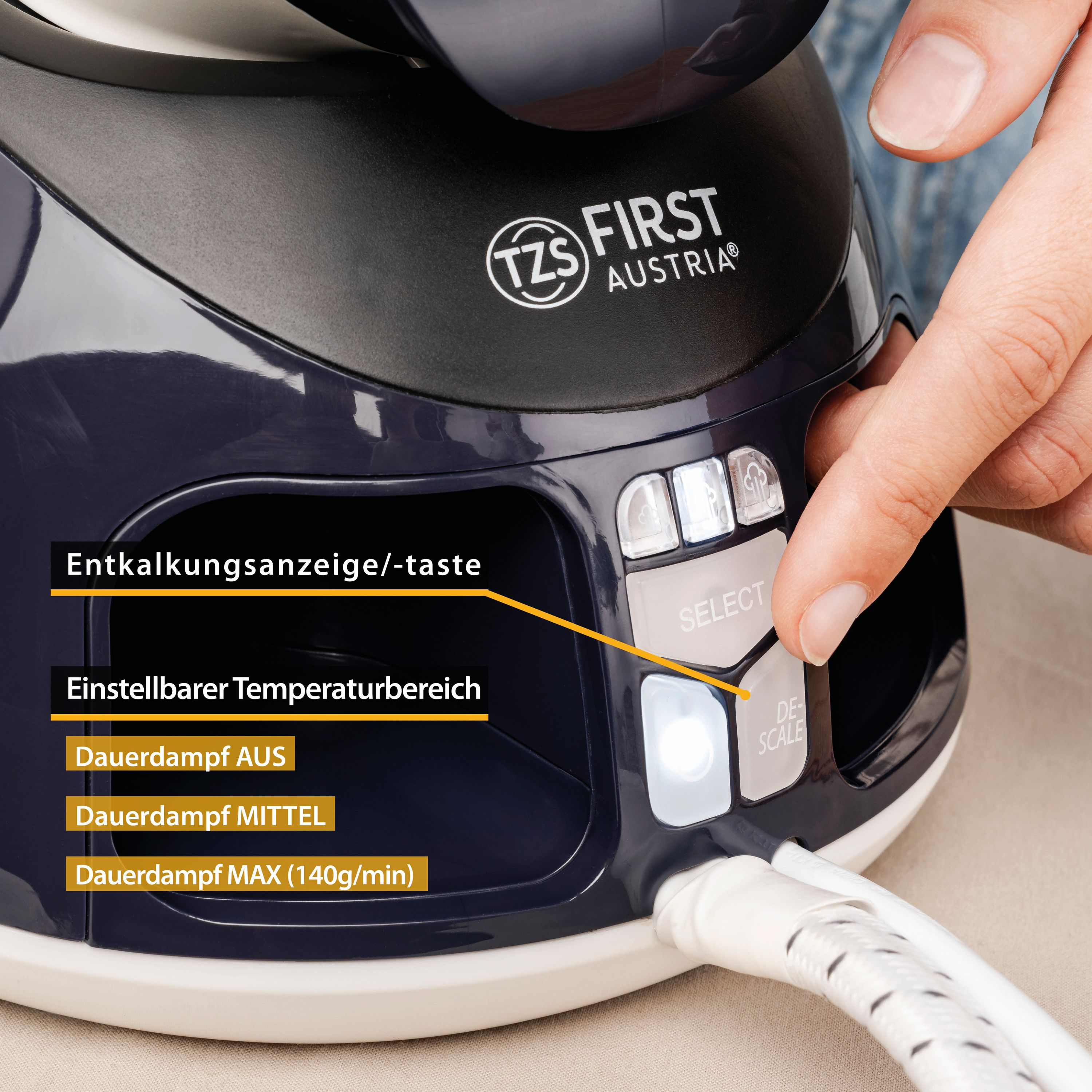 Nahaufnahme eines dunkelblauen und schwarzen Bügeleisens, mit Knöpfen und Textbezeichnungen. Eine Hand berührt die Knöpfe.