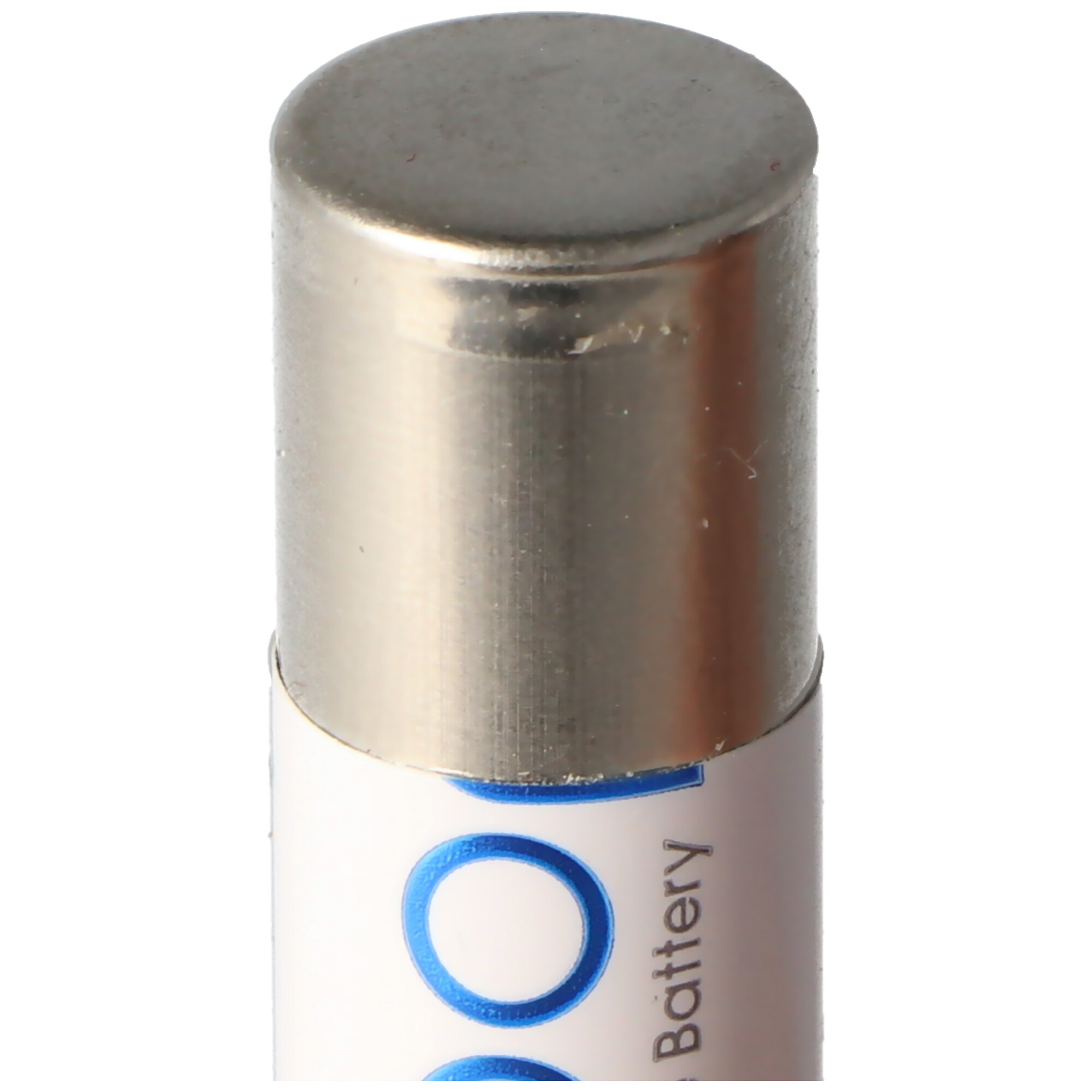 Nahaufnahme einer Batterie. Die Oberseite ist silber, der Rest weiß mit blauer Schrift.