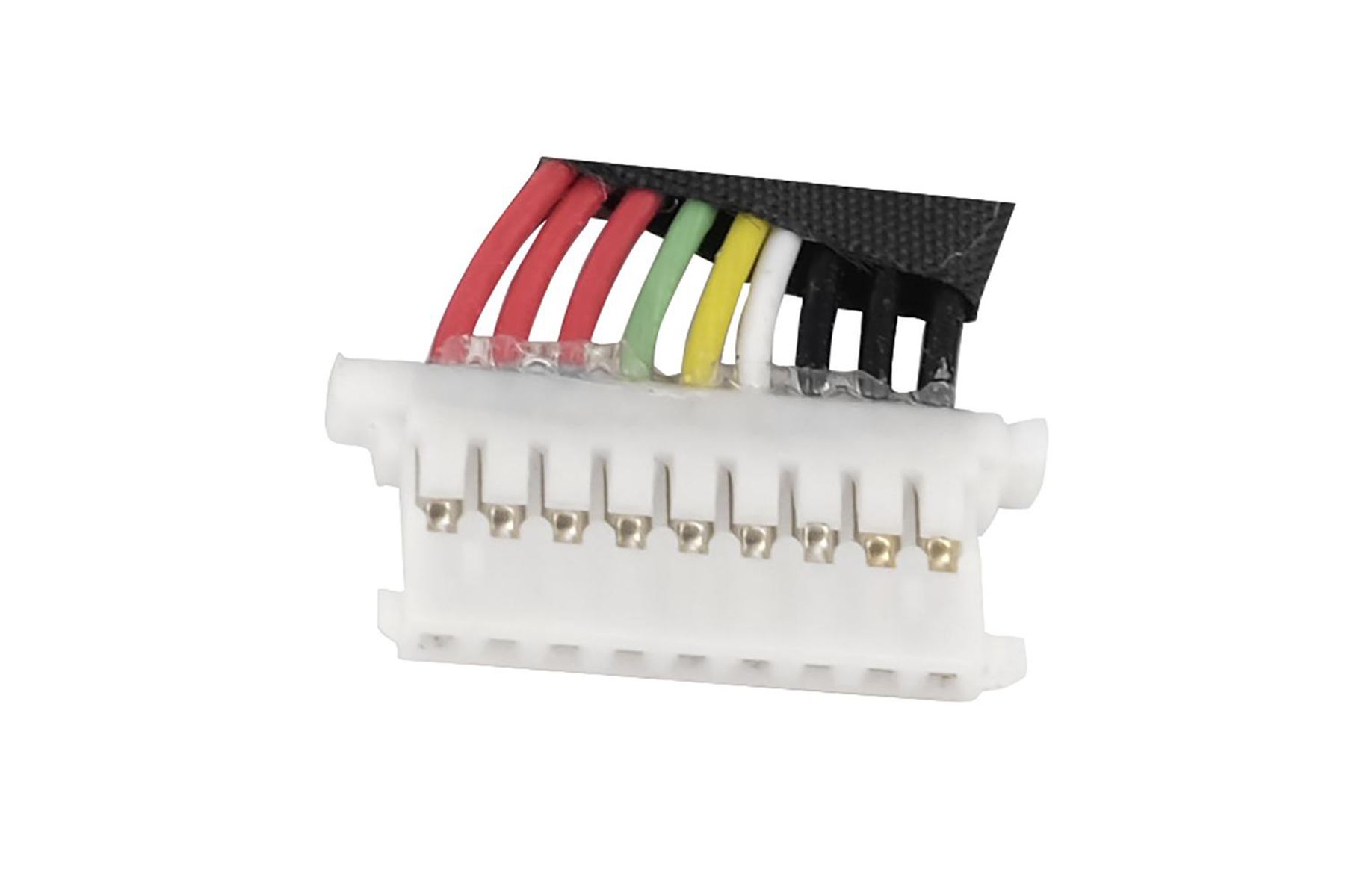 Weißer Stecker mit mehreren bunten Drähten. Drähte sind rot, grün, gelb und weiß.