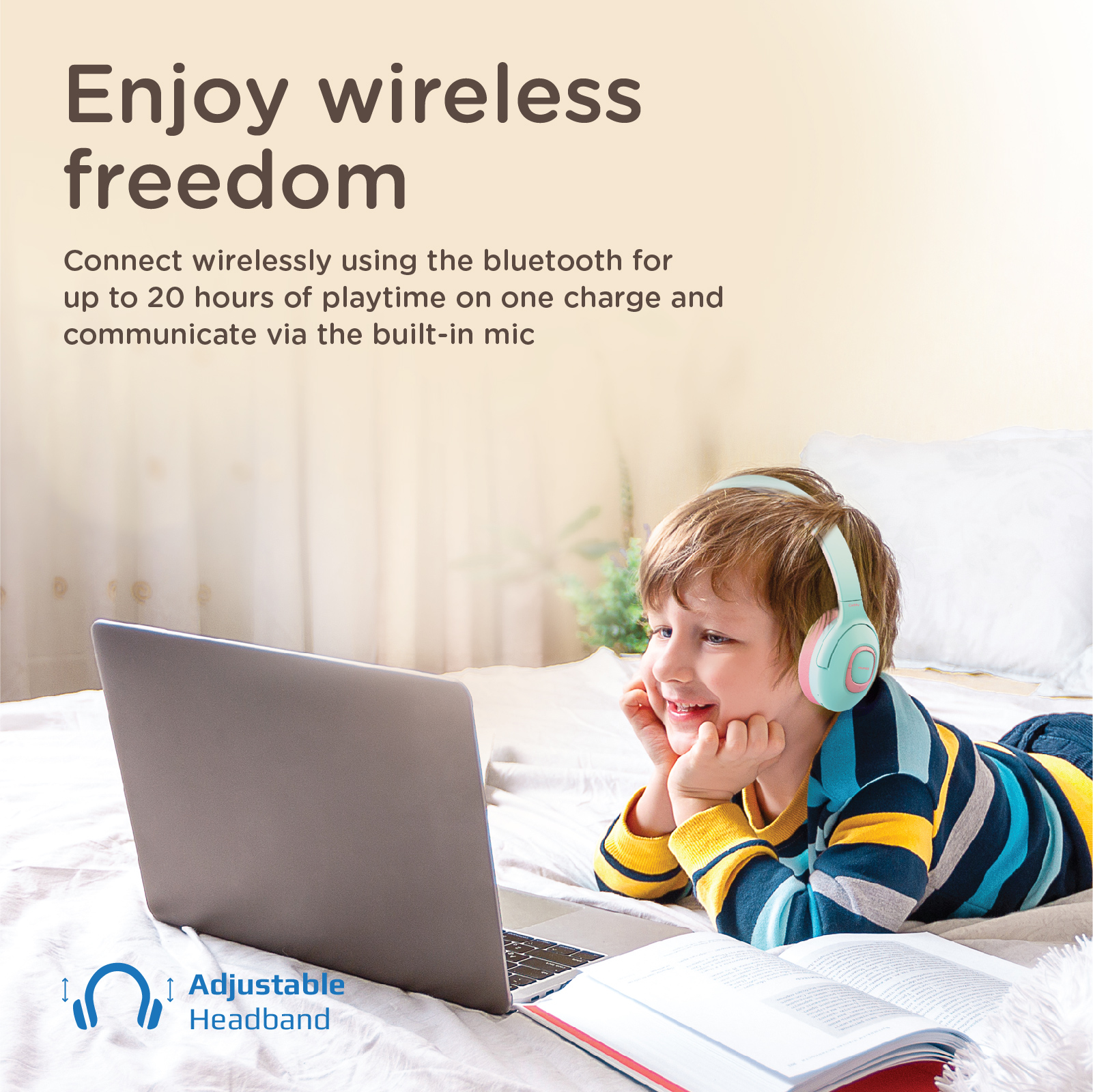Un niño con auriculares usando una computadora portátil en una cama. El texto dice, Disfruta de la libertad inalámbrica.