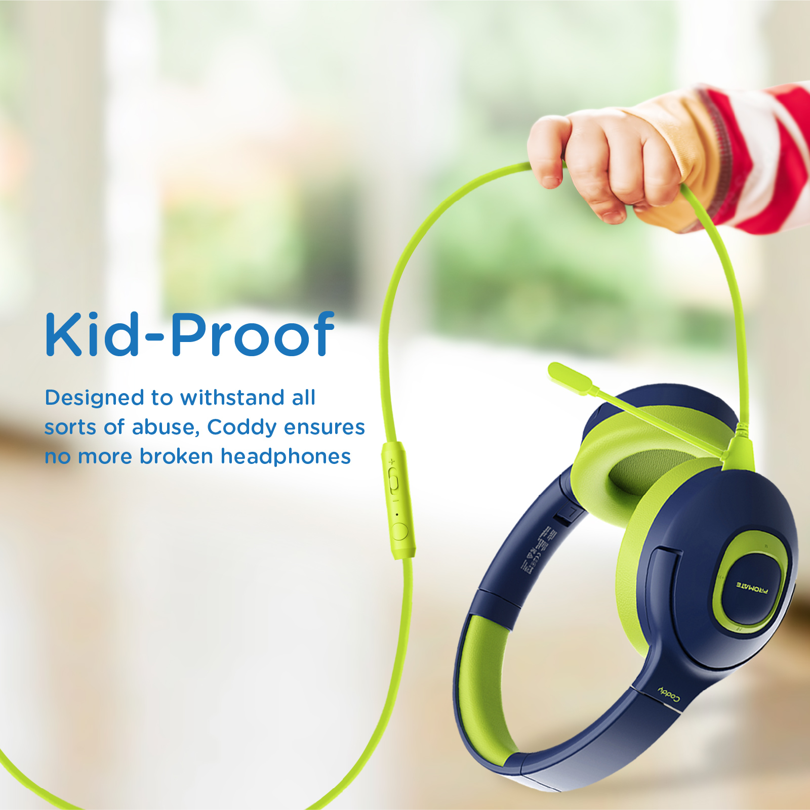 Niño sosteniendo auriculares azules y verdes con micrófono, texto.
