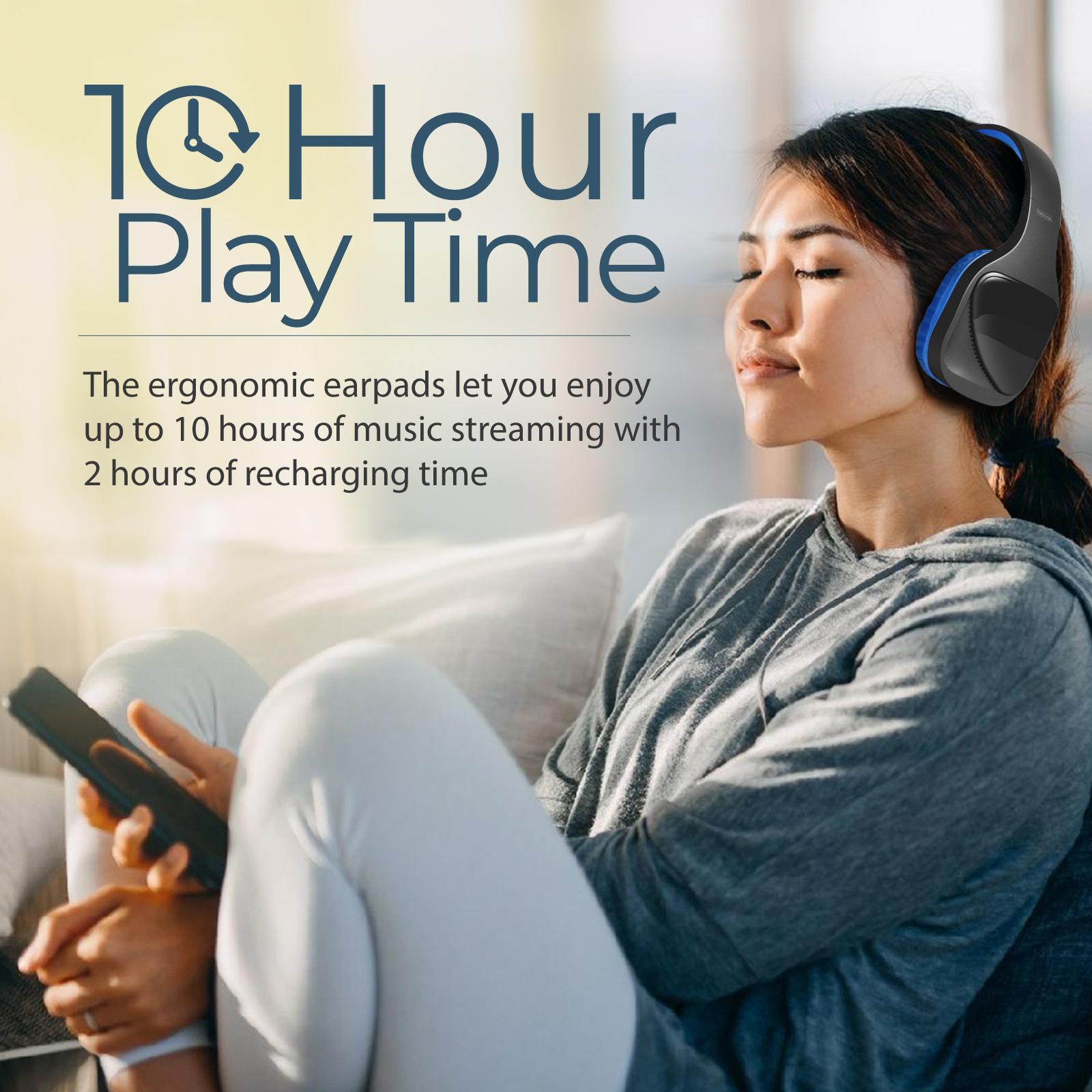 Mujer con auriculares. Texto: 10 horas de juego, almohadillas ergonómicas, 2 horas de carga.