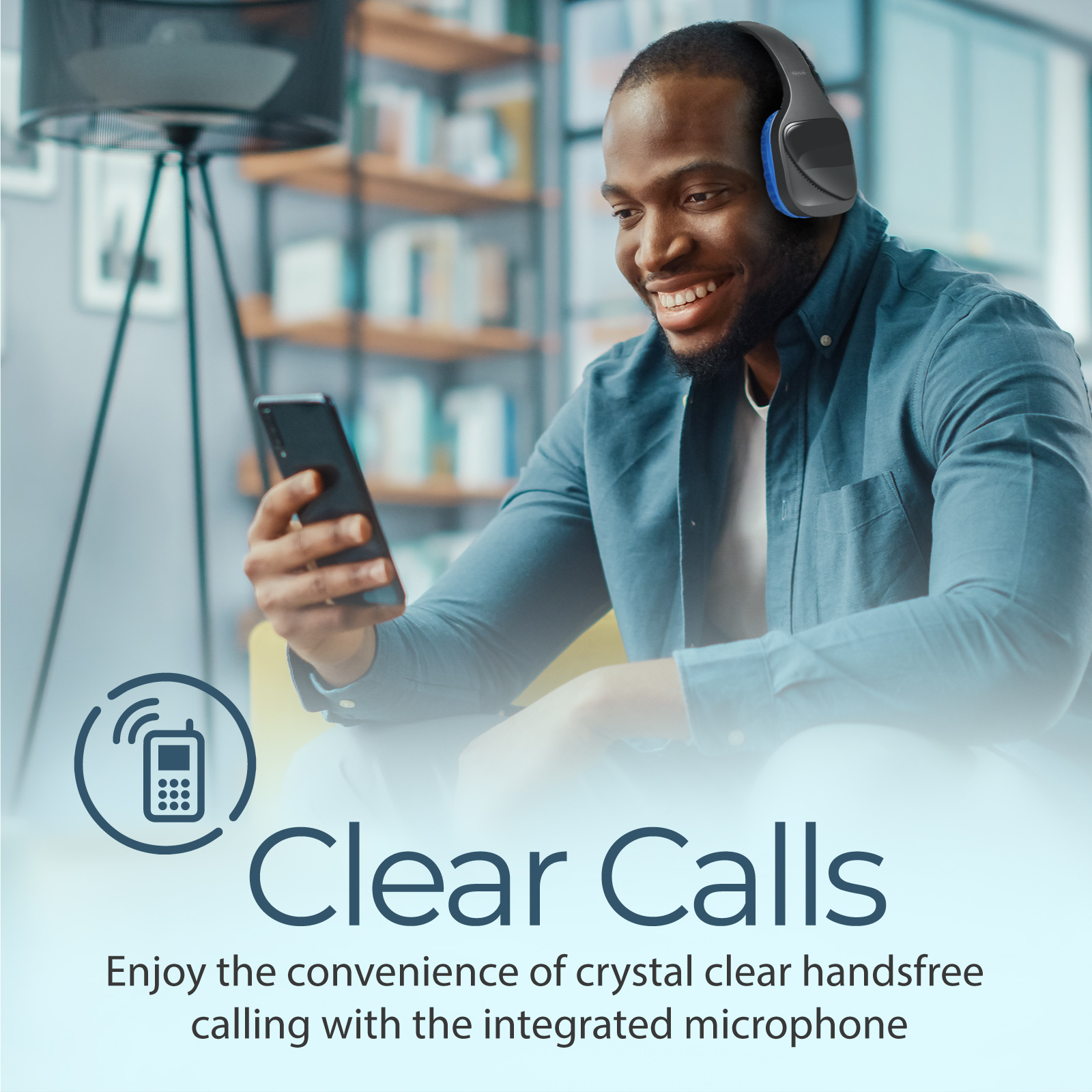 Un hombre negro sonriente usa un teléfono, con un auricular cerca. El texto dice 'Clear Calls' con un icono.