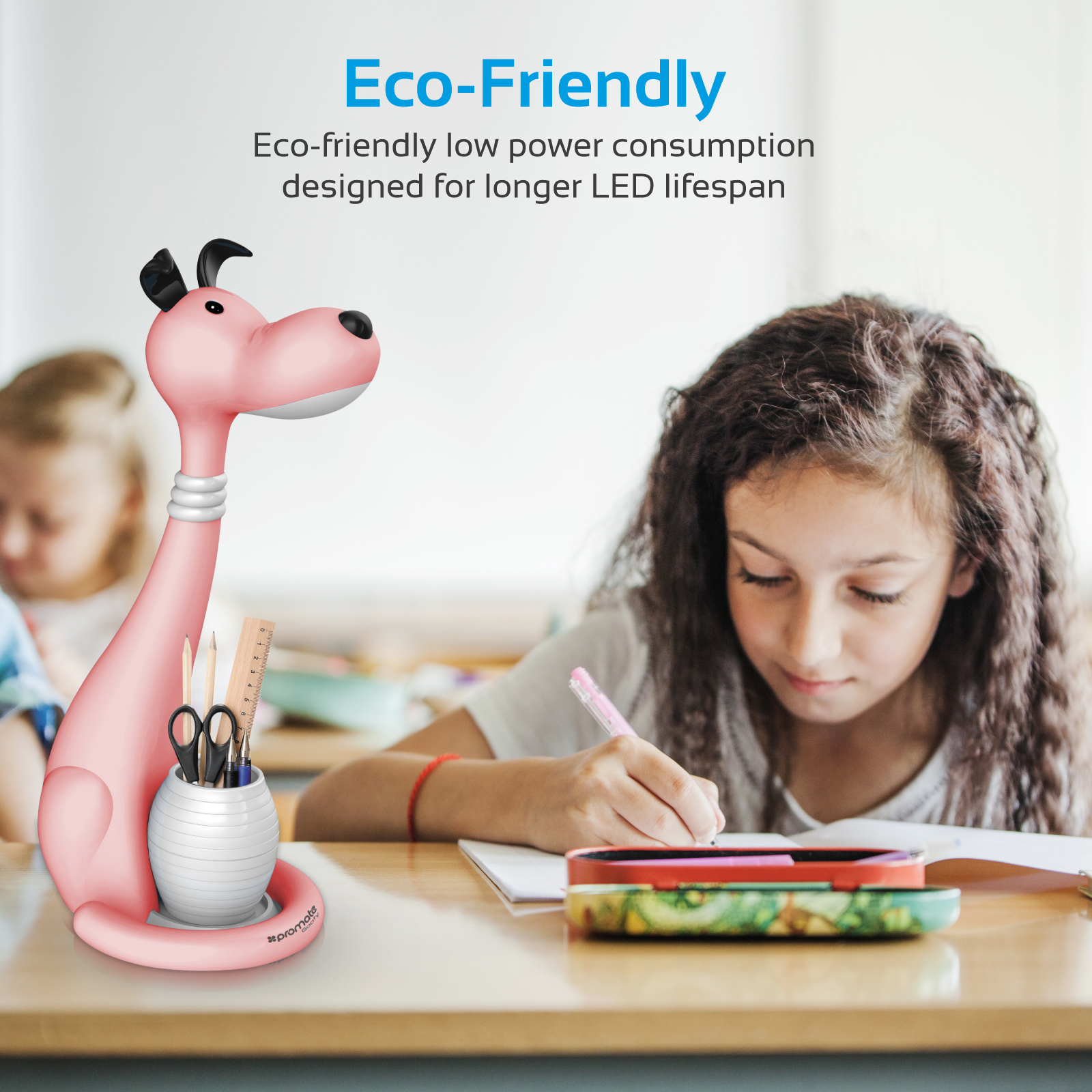 Lámpara de escritorio rosa con forma de perro con papelería y una niña escribiendo en un escritorio. Etiqueta ecológica.