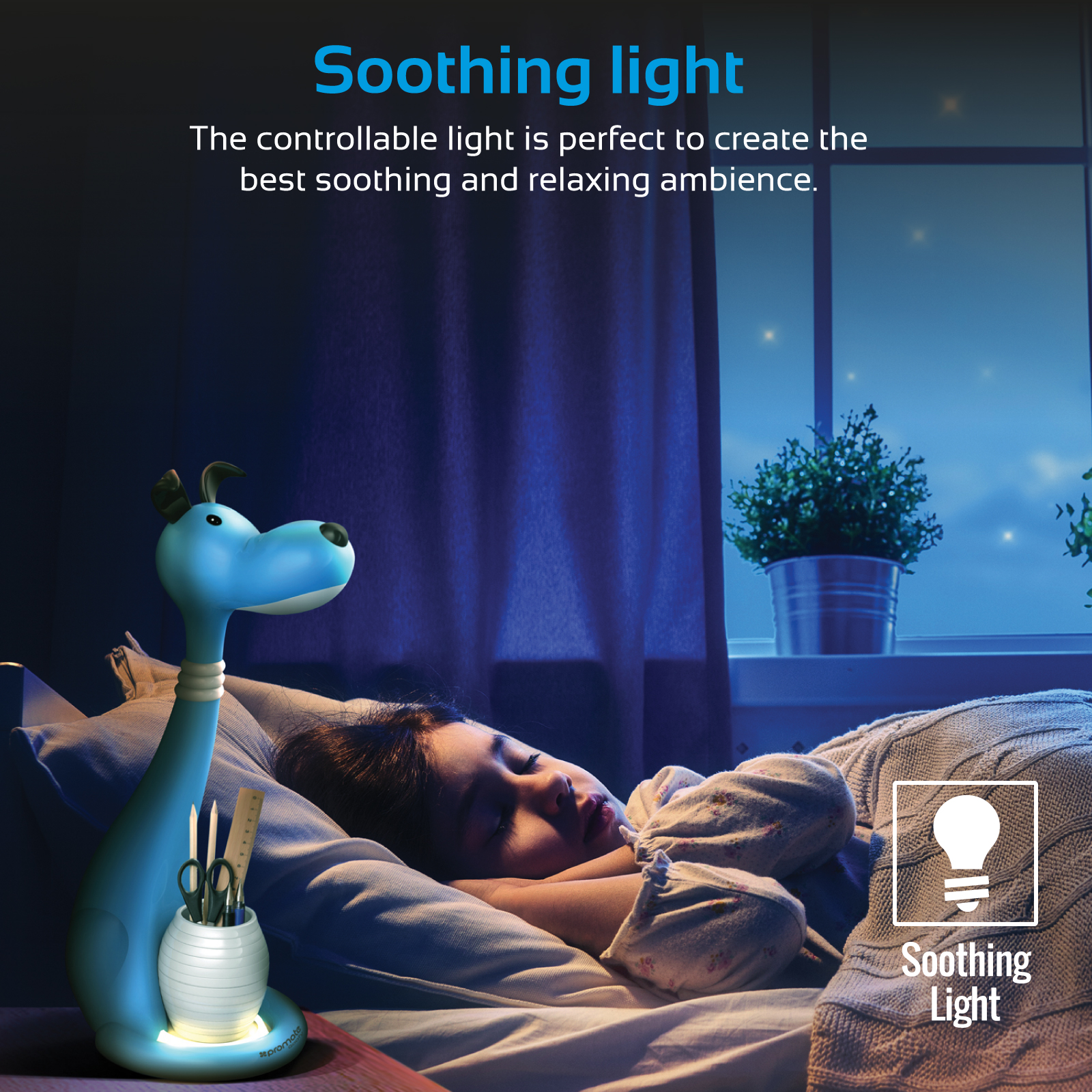 Un niño dormido en la cama con una lámpara azul en forma de jirafa. La habitación está oscura.