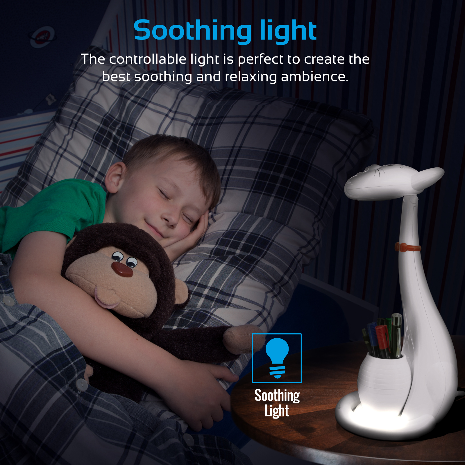 Niño durmiendo con un mono de peluche. Lámpara blanca con portalápices sobre mesa. Icono luz azul.