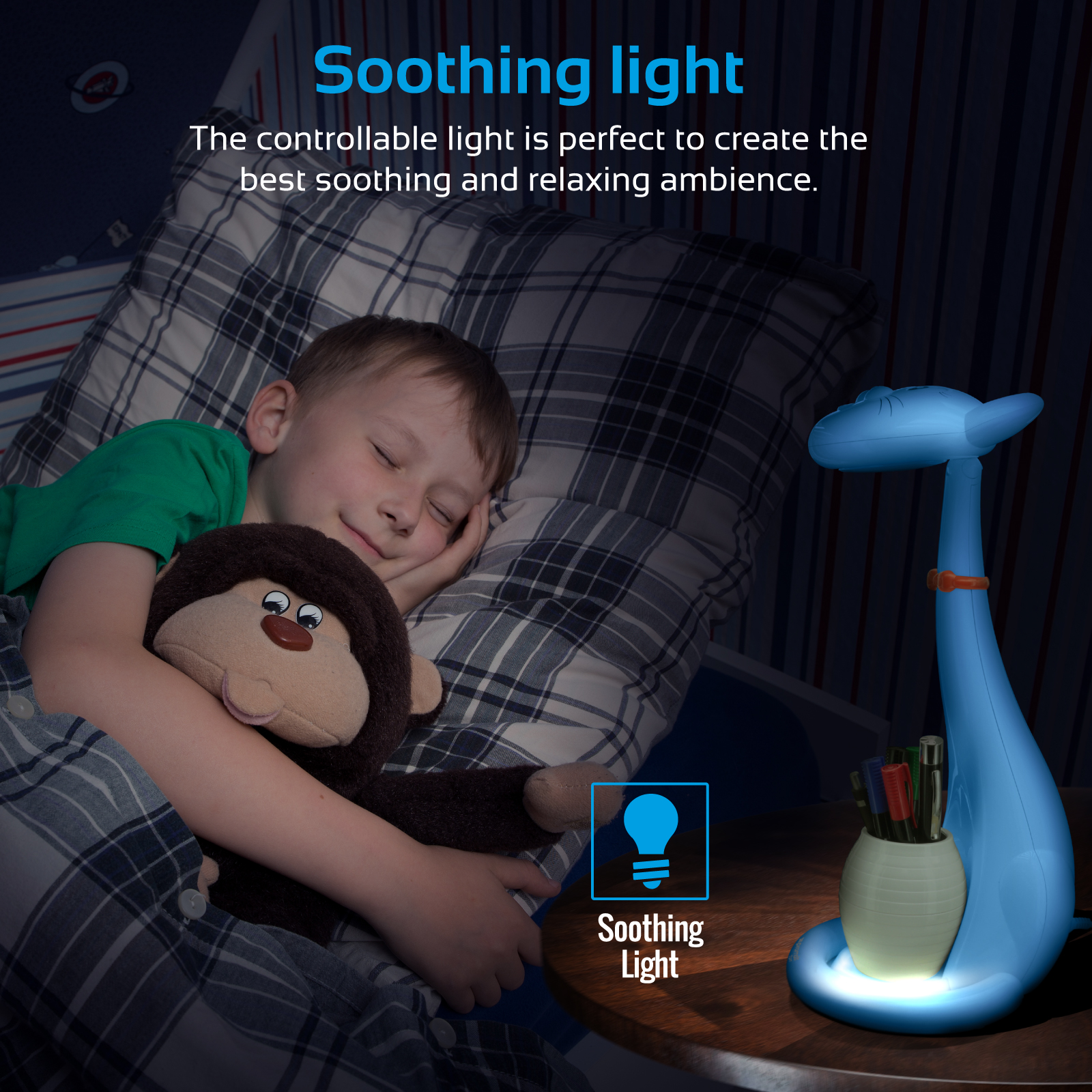 Un niño durmiendo con un juguete, una lámpara jirafa en la mesa.