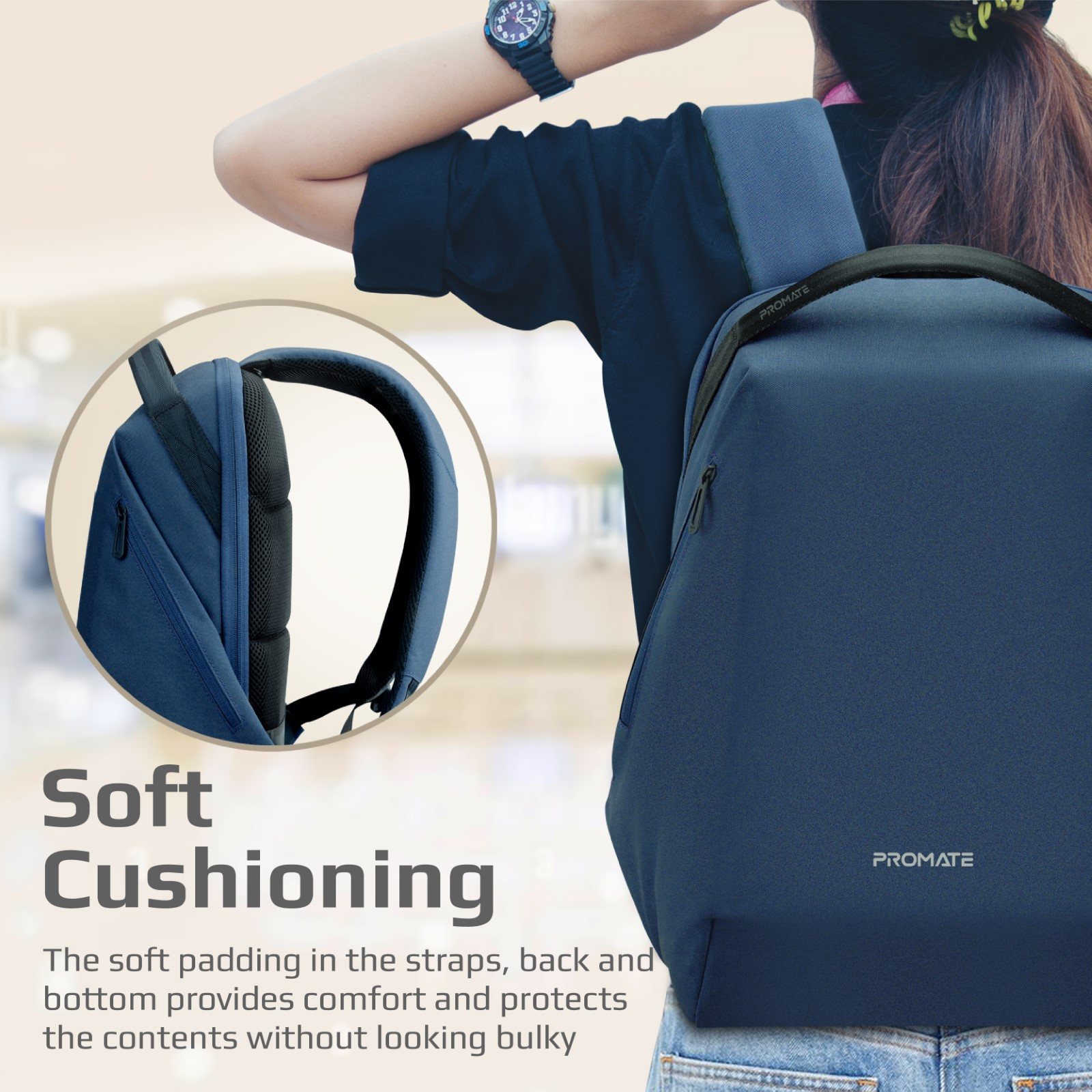 Mochila azul marino con acolchado suave. Mujer en el fondo.