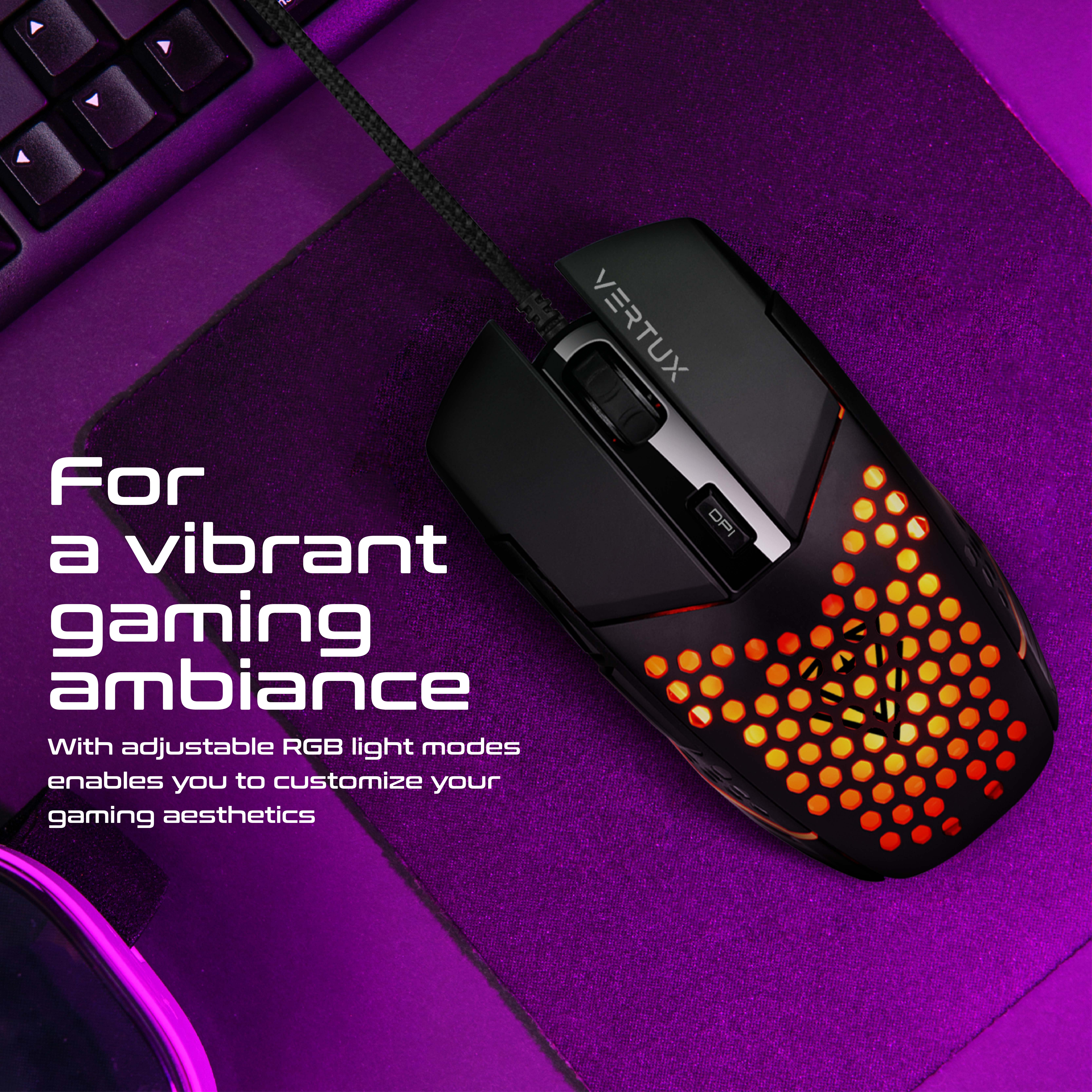 Un mouse da gioco nero con illuminazione RGB. Il mouse è su un tappetino viola.