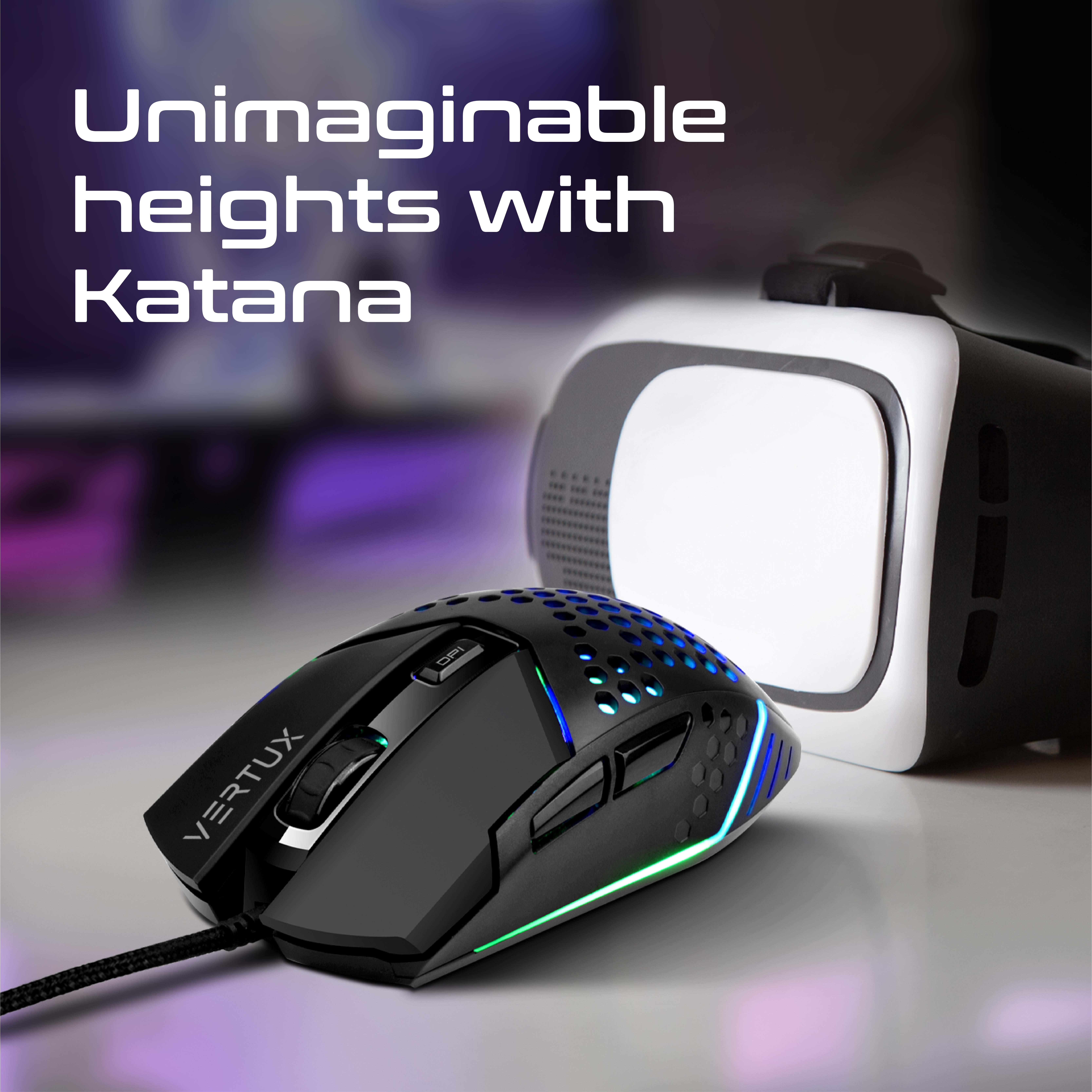 Un mouse da gioco nero e blu accanto a un visore VR. Il mouse ha un corpo nero con accenti blu.