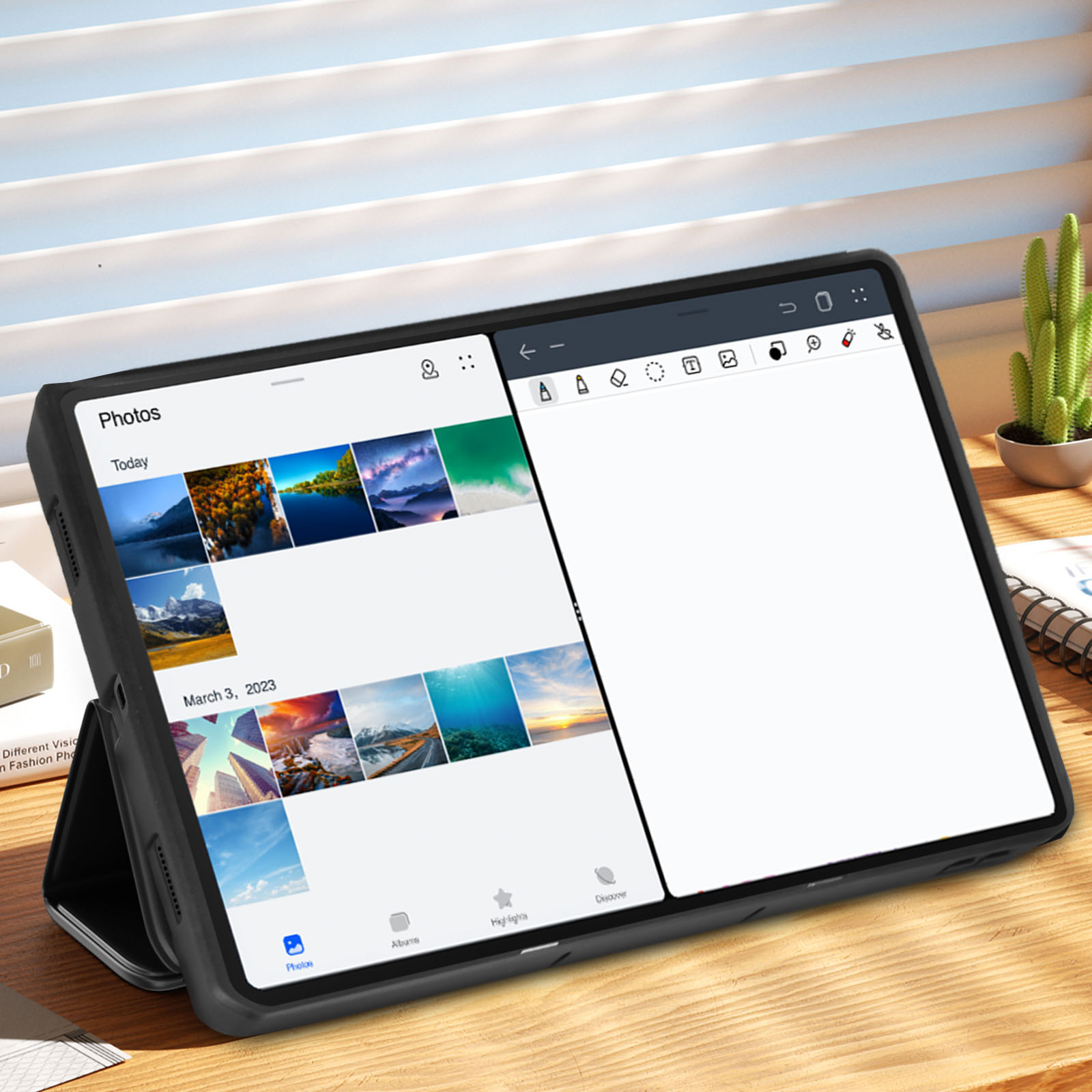 Un tablet su una scrivania di legno mostra foto e un'app per prendere appunti. Lo sfondo è sfocato.
