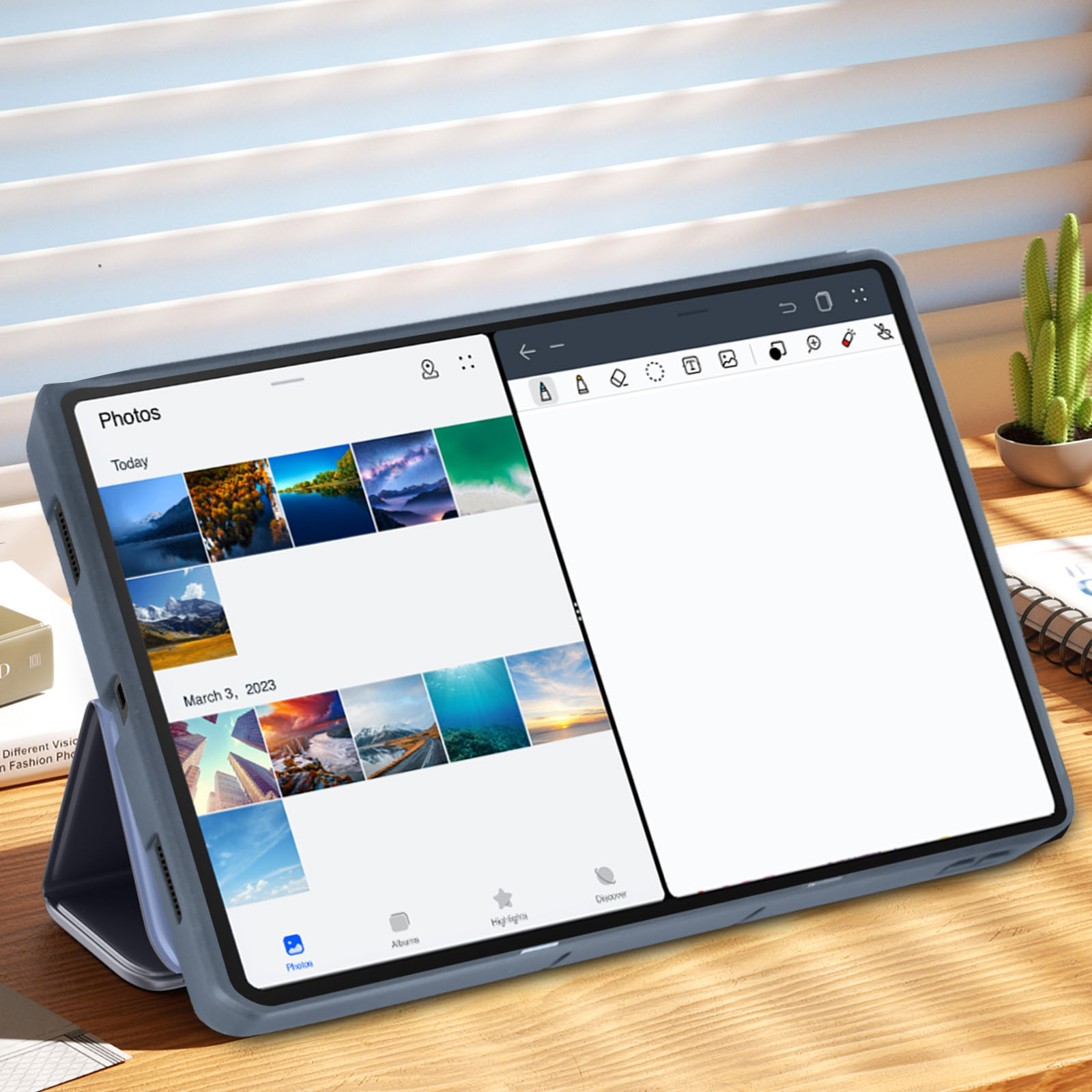 Tablet che mostra foto e blocco note, con custodia, su una scrivania di legno.