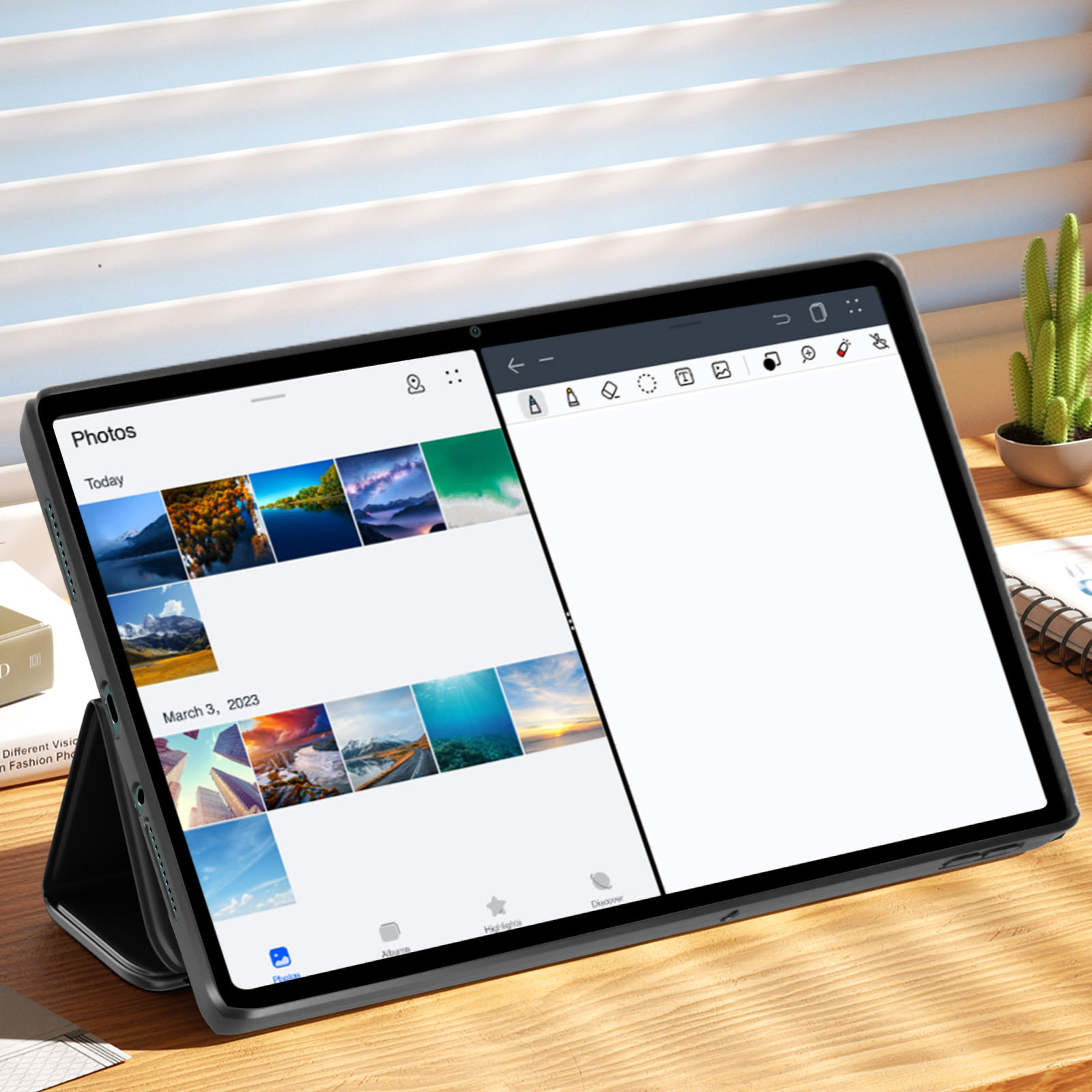 Tablet con foto e app note sullo schermo, su tavolo di legno, in interni.