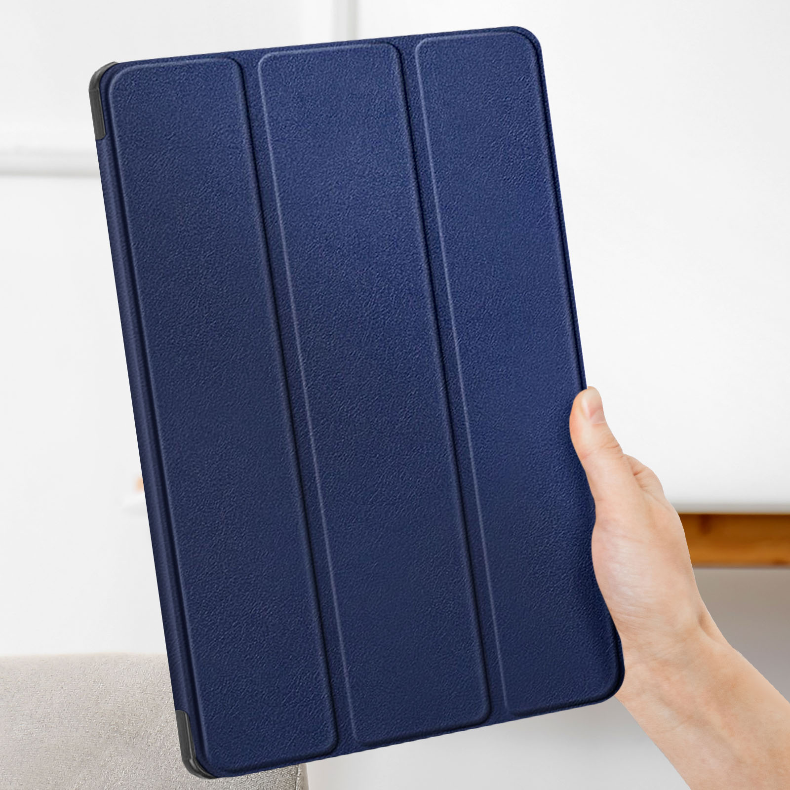 Custodia blu per tablet tenuta in una mano.