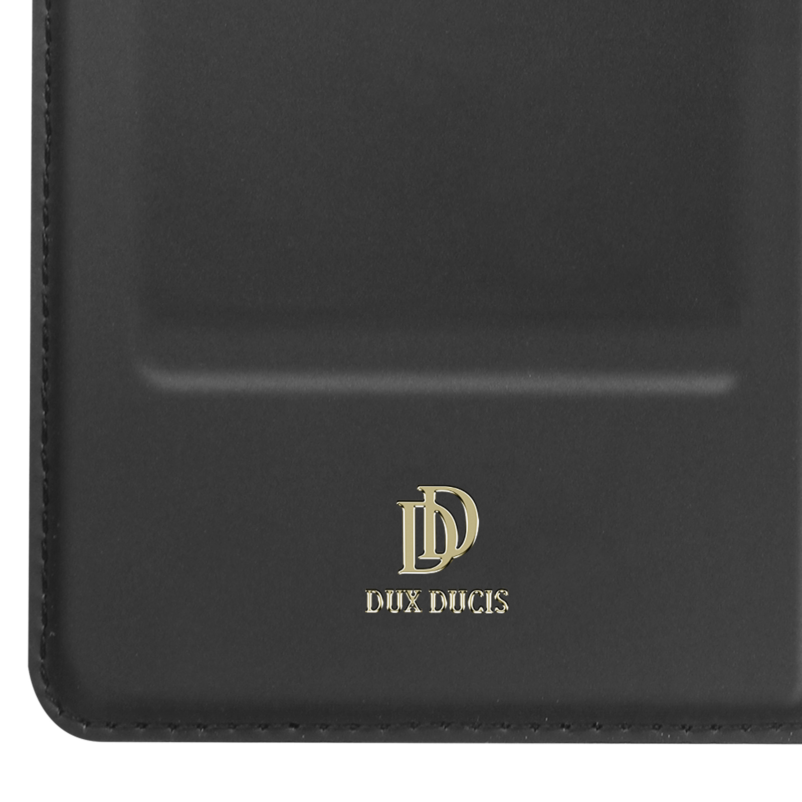 Gros plan d'une coque de téléphone noire. Le logo Dux Ducis est doré. La coque est noire avec une texture lisse.
