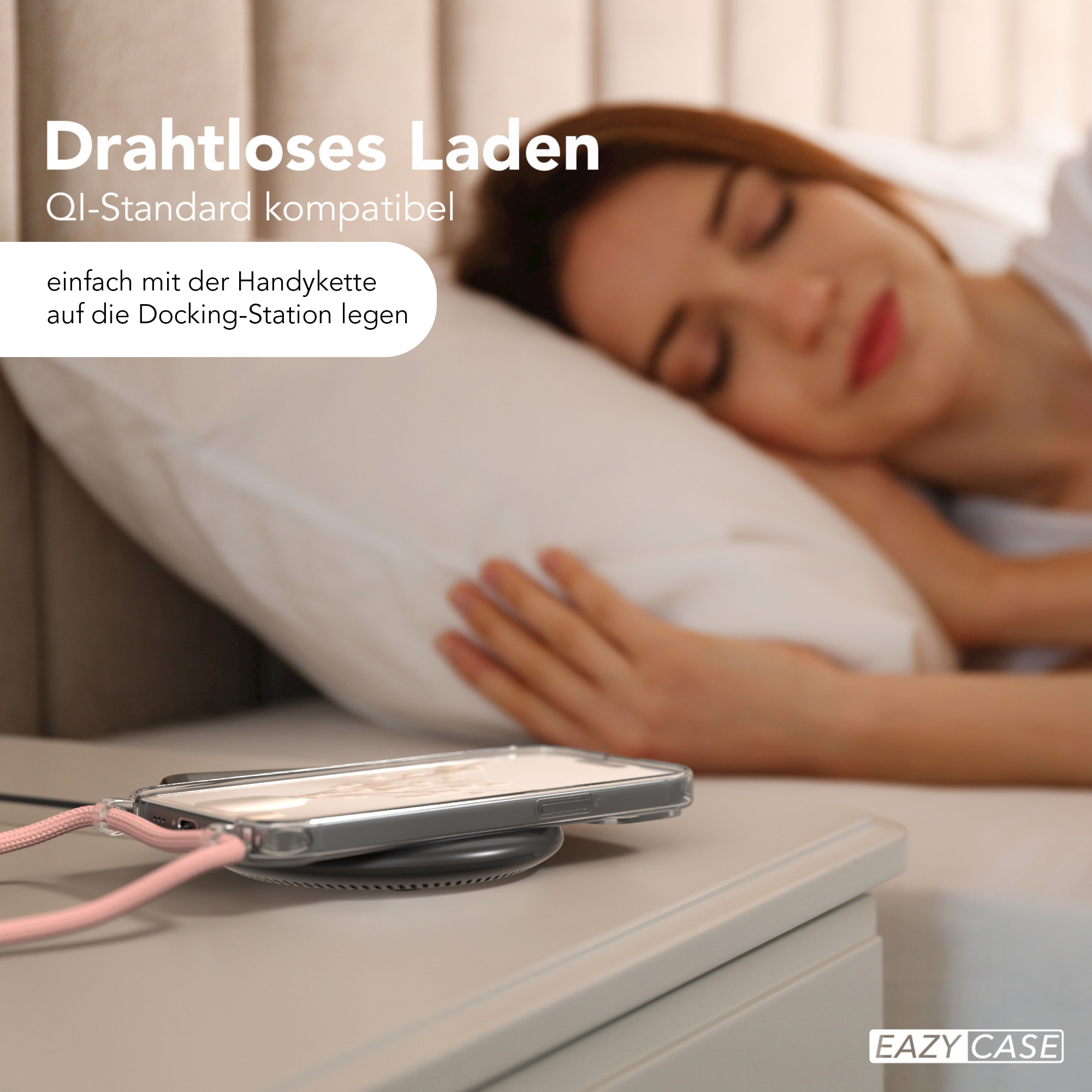 Frau schläft neben einem ladenden Telefon auf einem Nachttisch. Drahtloses Ladegerät und Telefon im Fokus.
