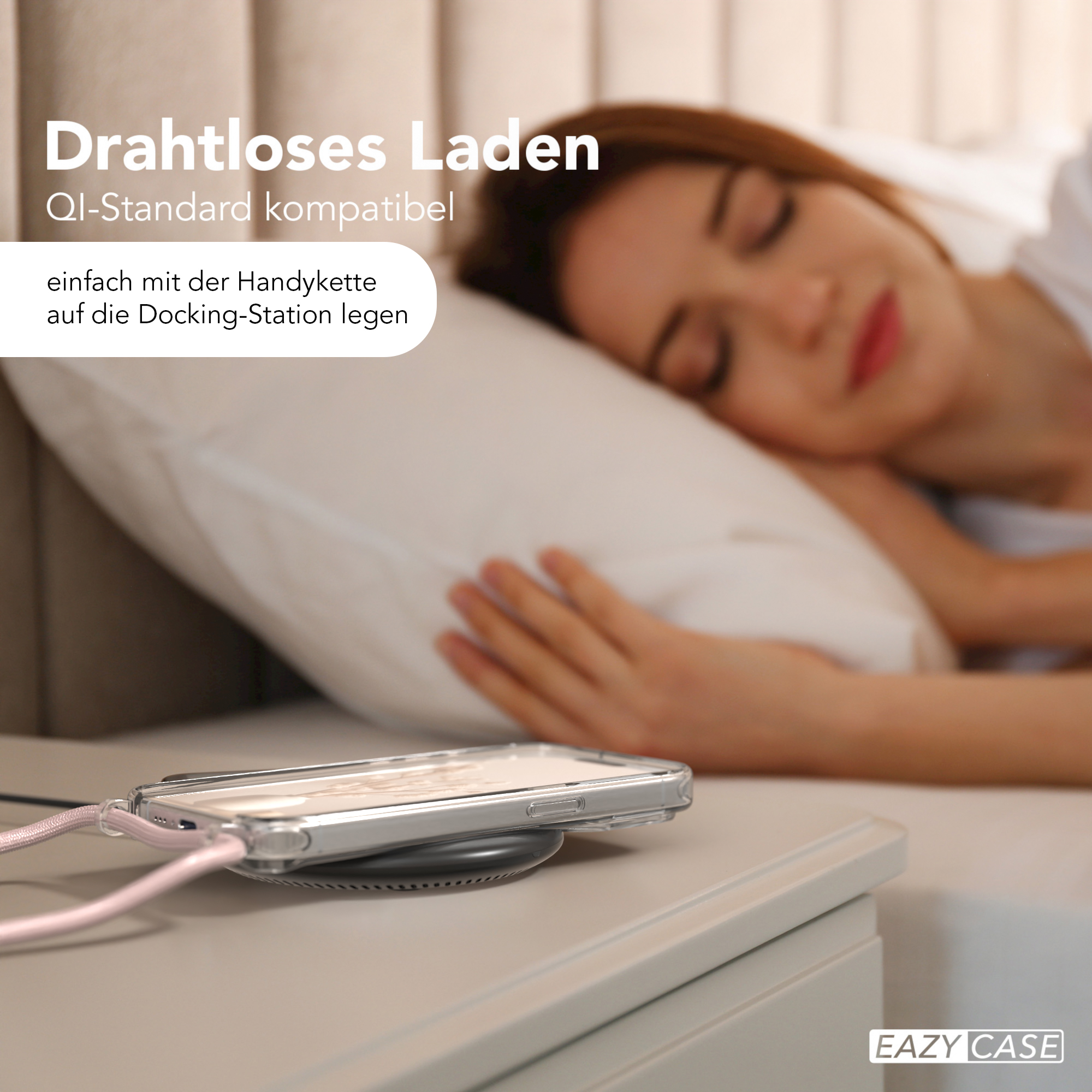 Eine Frau schläft im Bett, während ein Telefon auf einer Dockingstation geladen wird. Das Telefon hat eine Hülle.