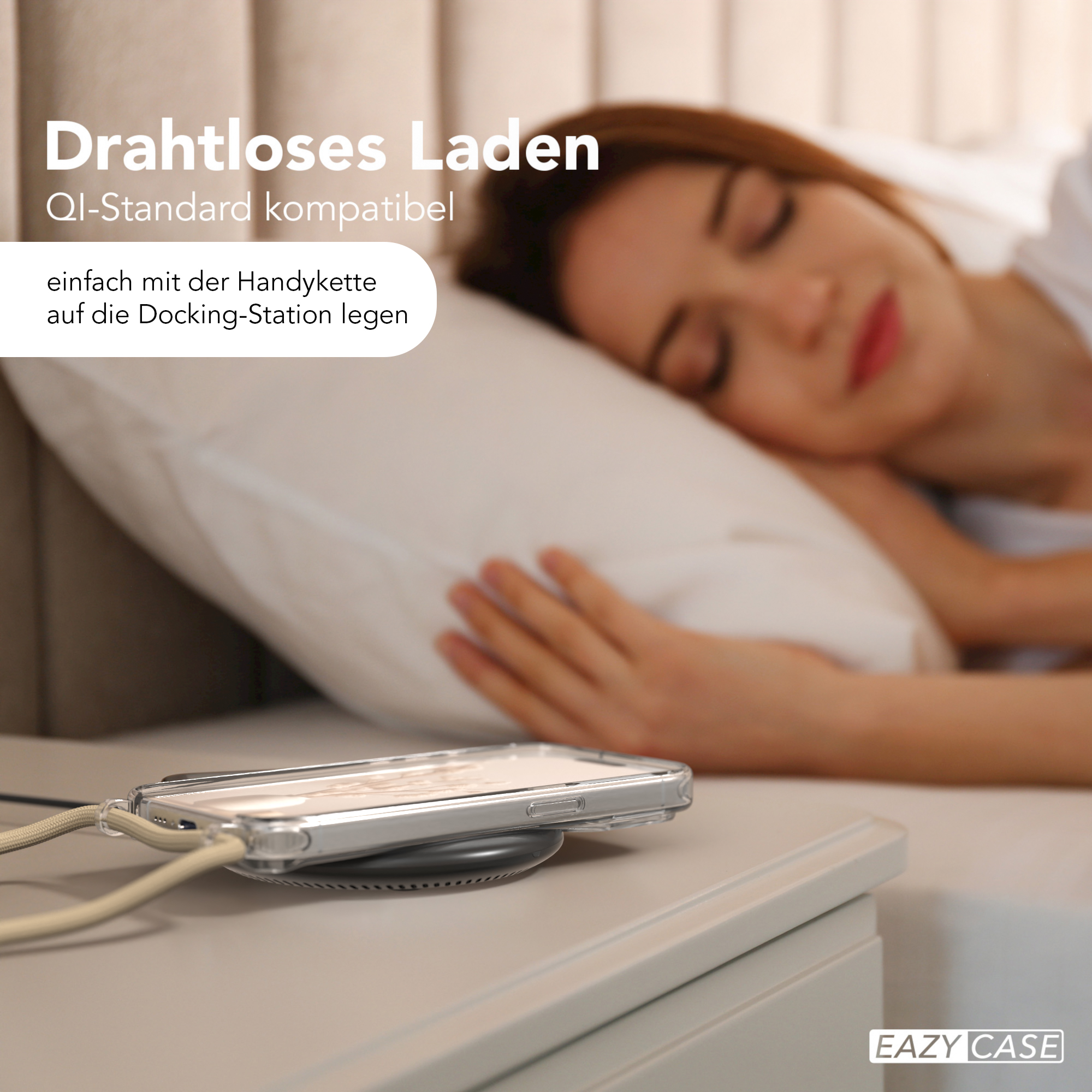 Eine Frau schläft im Bett, während ein Telefon drahtlos auf einem Nachttisch geladen wird. Eazy Case Logo sichtbar.