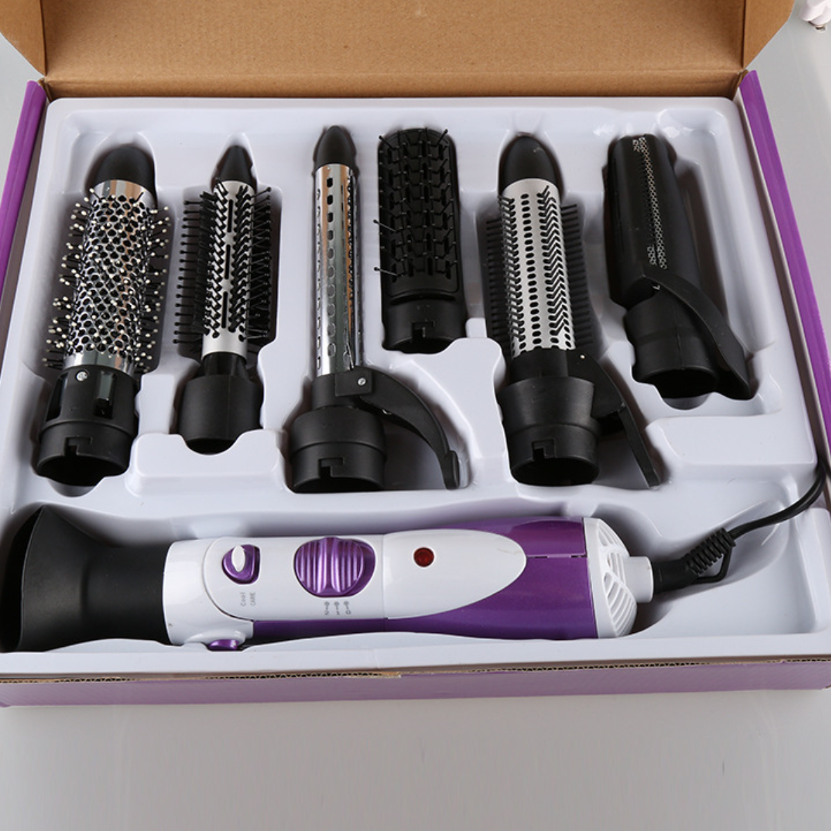 Haarstyling-Set mit Haartrockner und verschiedenen Bürstenköpfen.