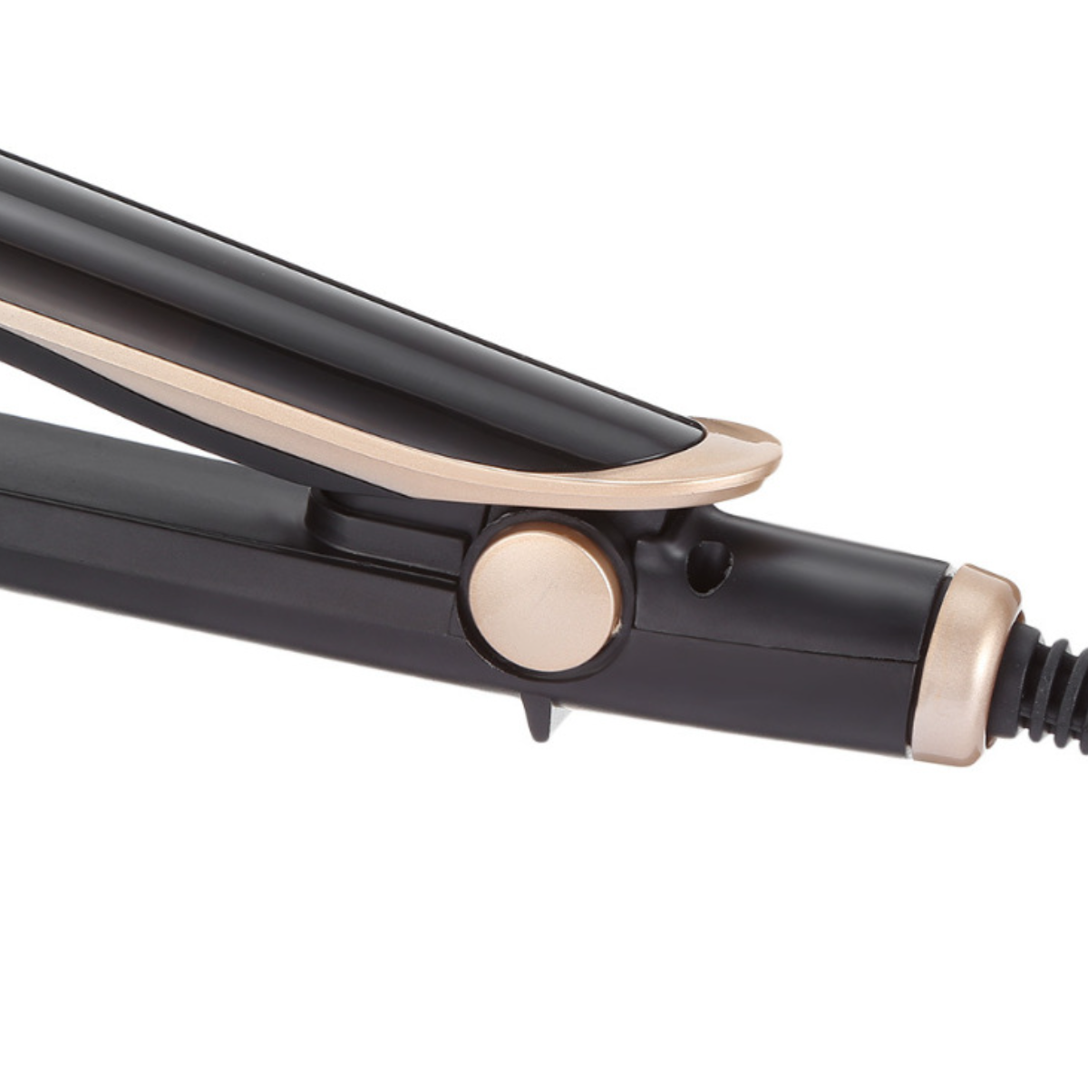 Nahaufnahme eines schwarzen und goldenen Haarglätters mit Platten und Einschaltknopf.