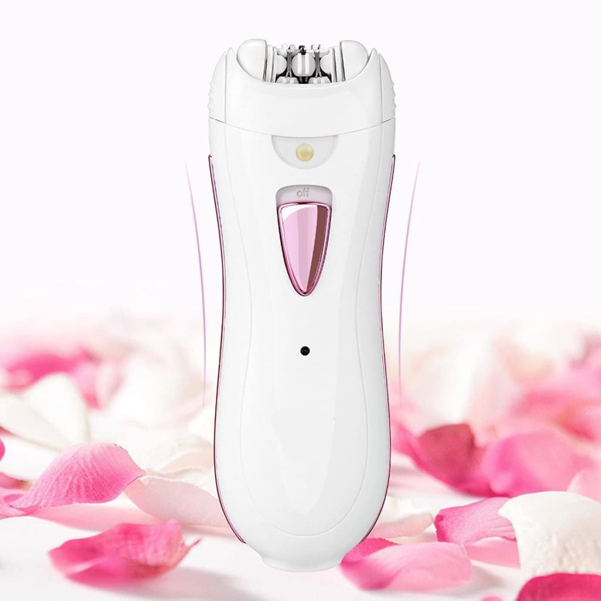 Weißer Epilierer mit rosa Akzenten, umgeben von rosa Rosenblättern.