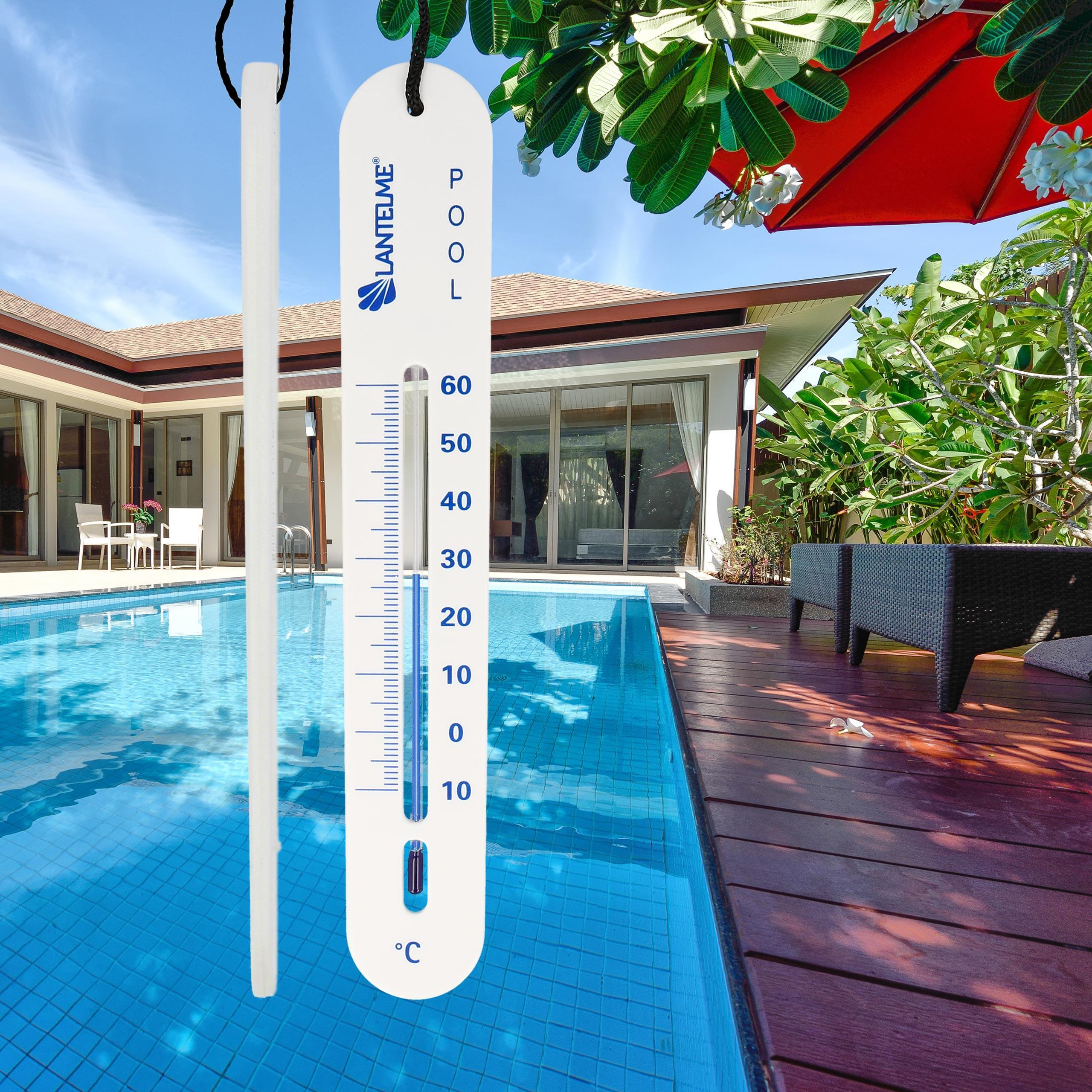 Ein Poolthermometer in einem Pool, mit Pool und Bäumen im Hintergrund.