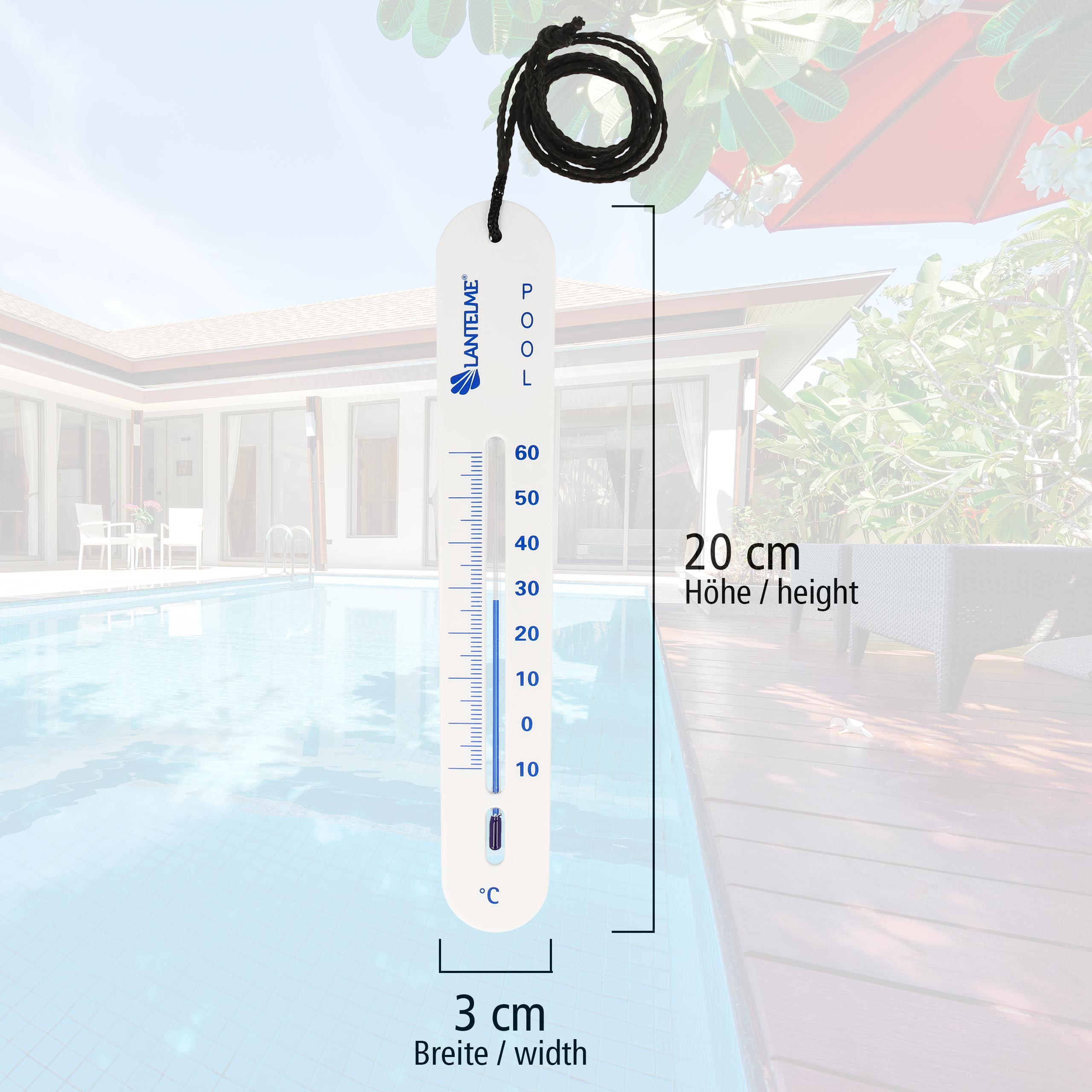 Weißes Poolthermometer hängt in der Nähe eines Pools. Abmessungen sind angegeben. Hintergrund ist Pool und Bäume.