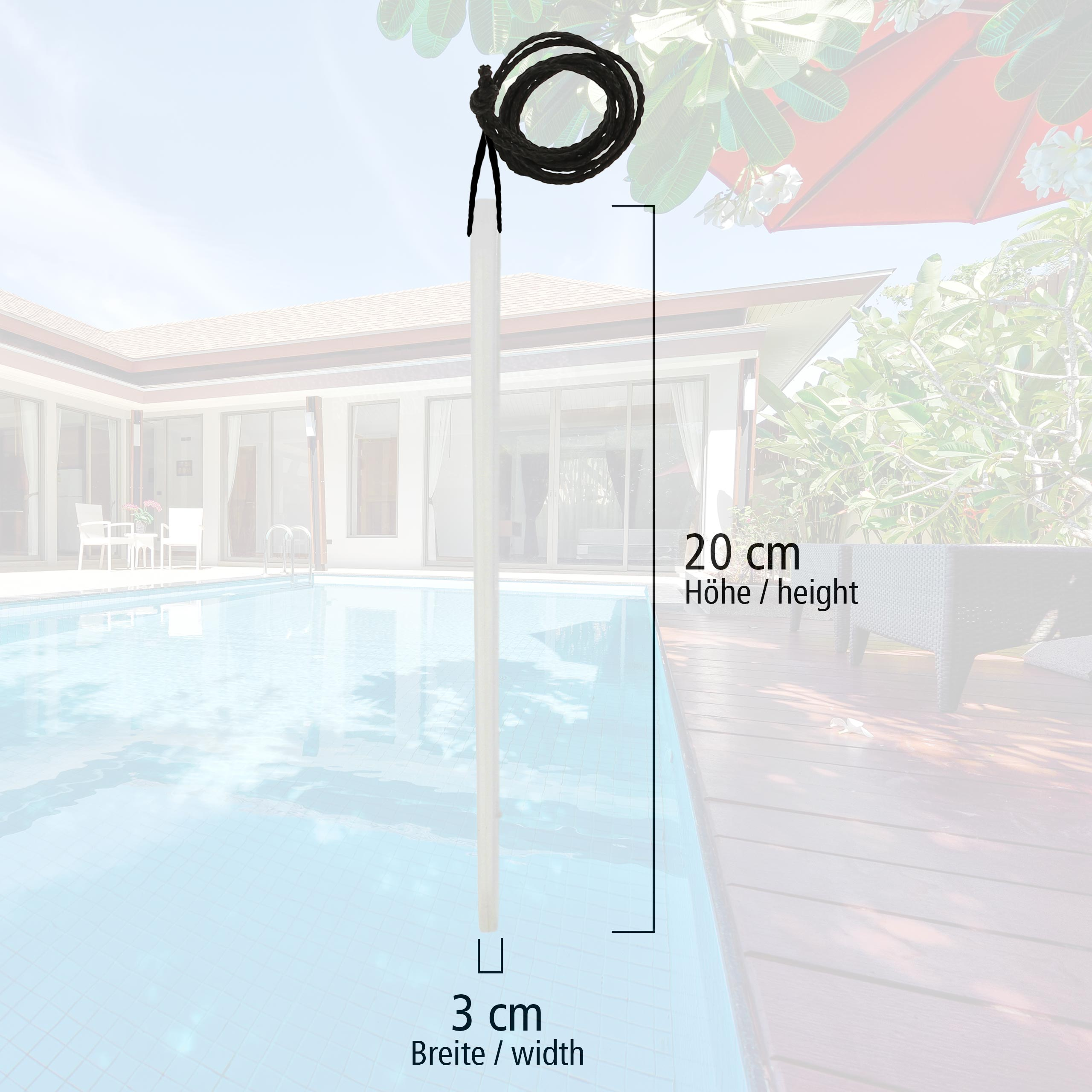 Ein Holzpfahl mit einem schwarzen Seil oben, der in einem Pool steht.