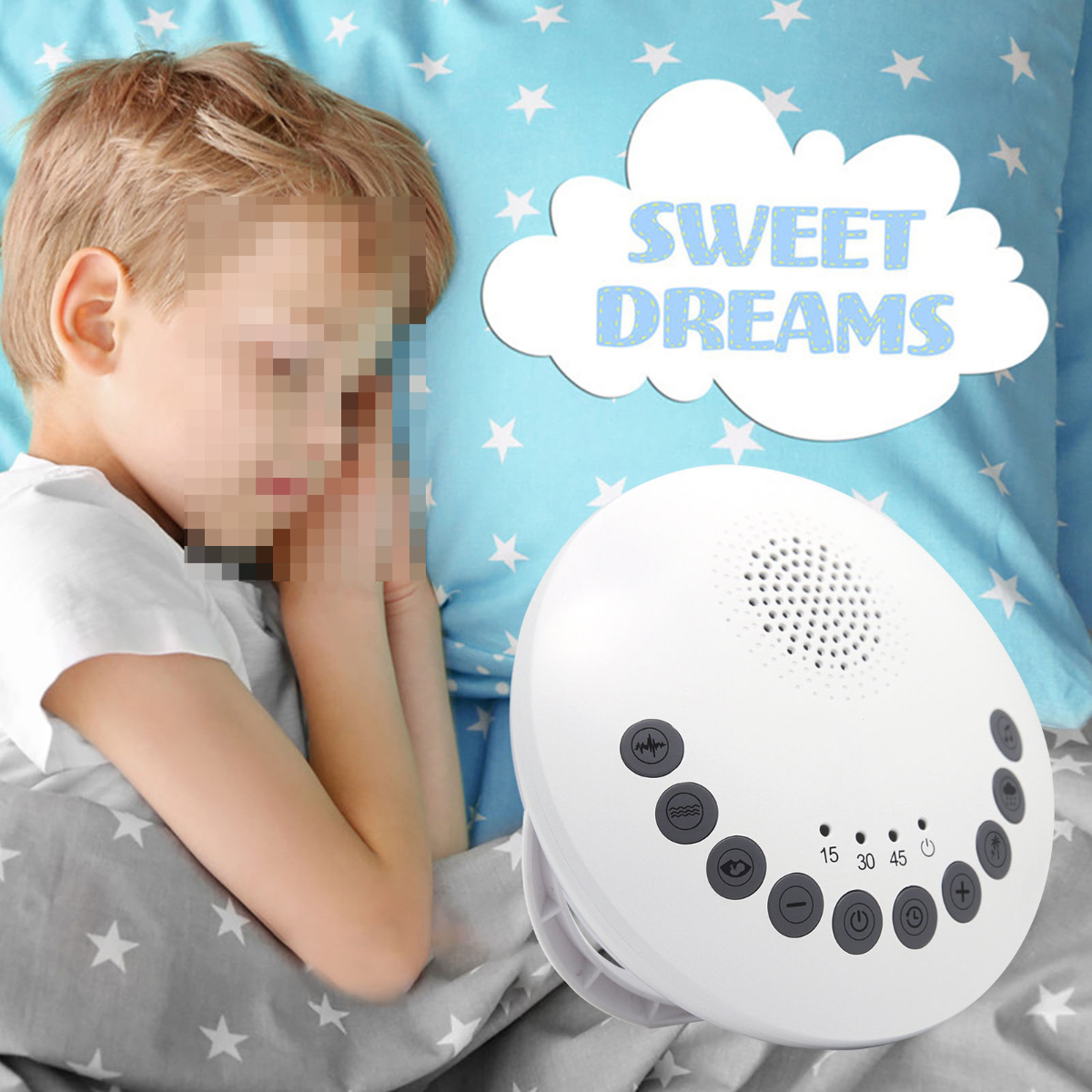 Ein Junge schläft im Bett neben einer weißen Geräuschmaschine. Der Hintergrund ist ein blaues Kissen mit Sternen.