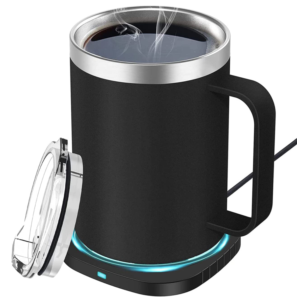 Schwarze Tasse mit Kaffee, Deckel und Ladestation. Weißer Hintergrund.