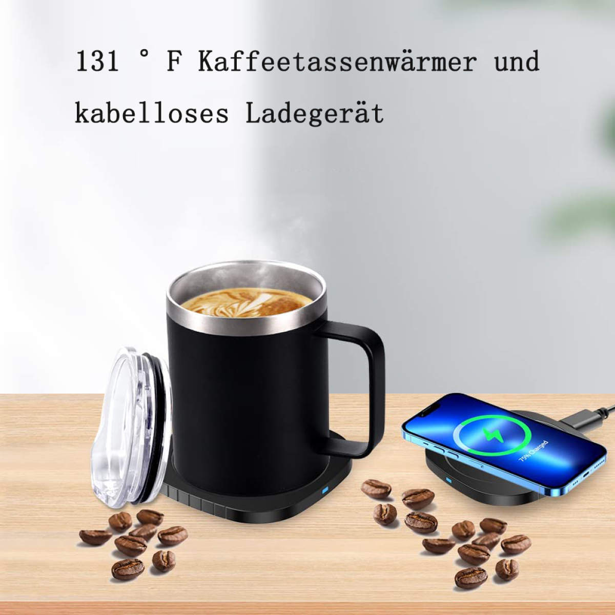 Eine schwarze Tasse mit Deckel und Kaffeebohnen auf einem Wärmer und kabellosem Ladegerät.
