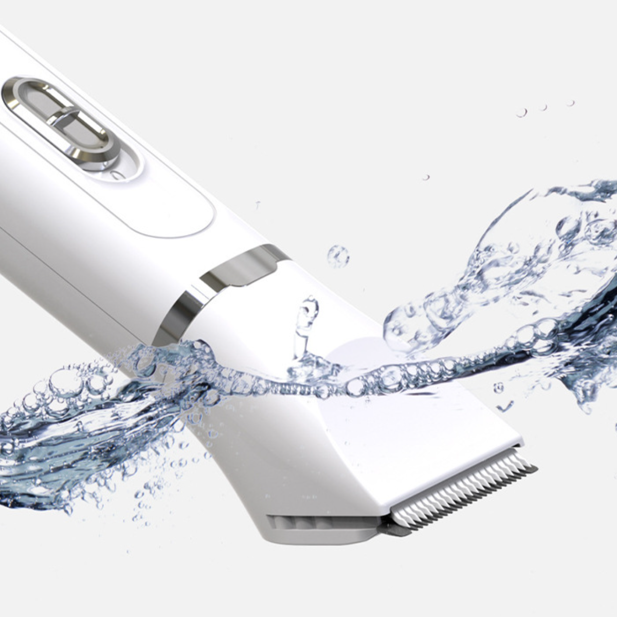 Weißer elektrischer Haarschneider in Wasser, mit Wasserspritzern und Blasen.