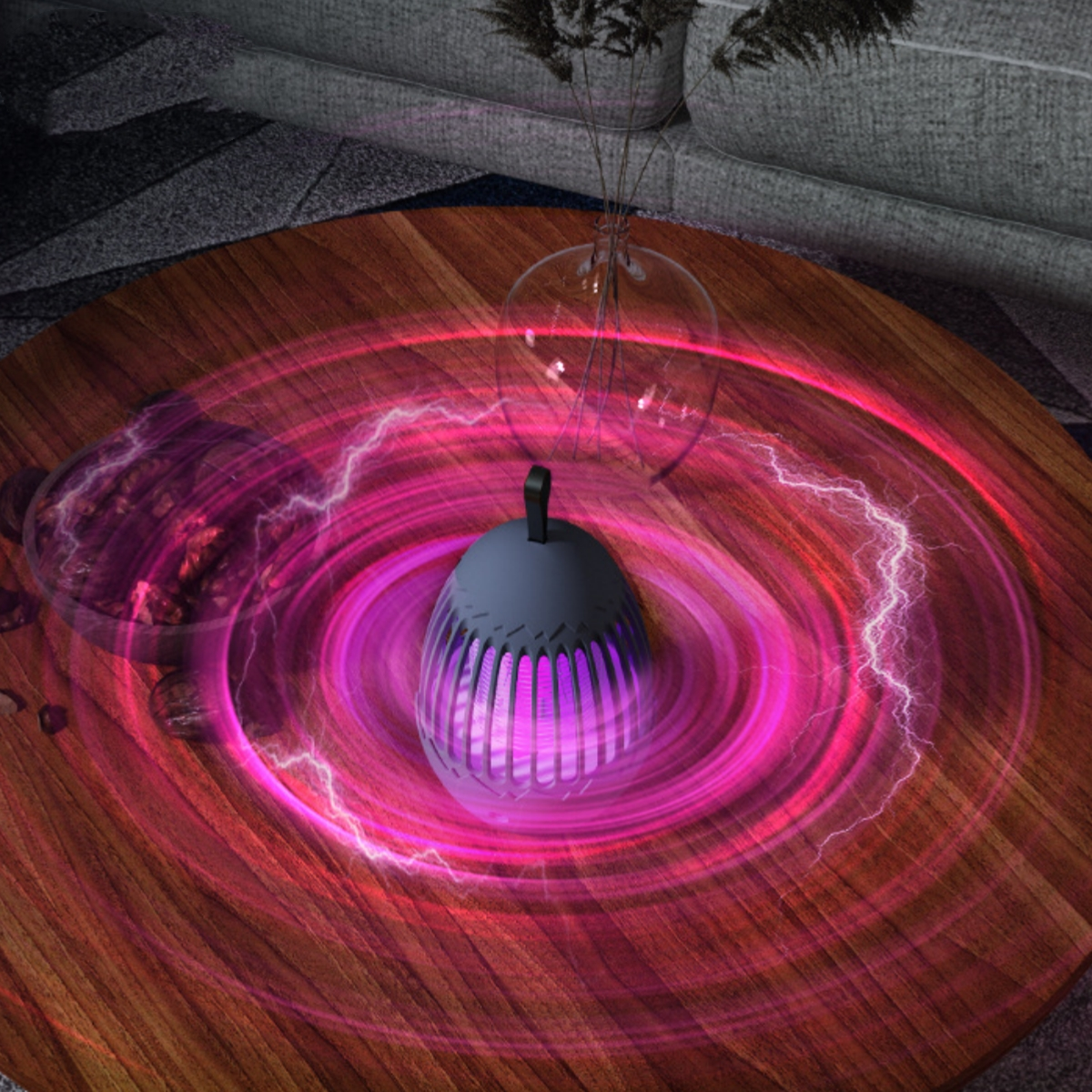 Ein schwarzer Insektenvernichter auf einem Holztisch, mit rosa Licht und einer Vase.