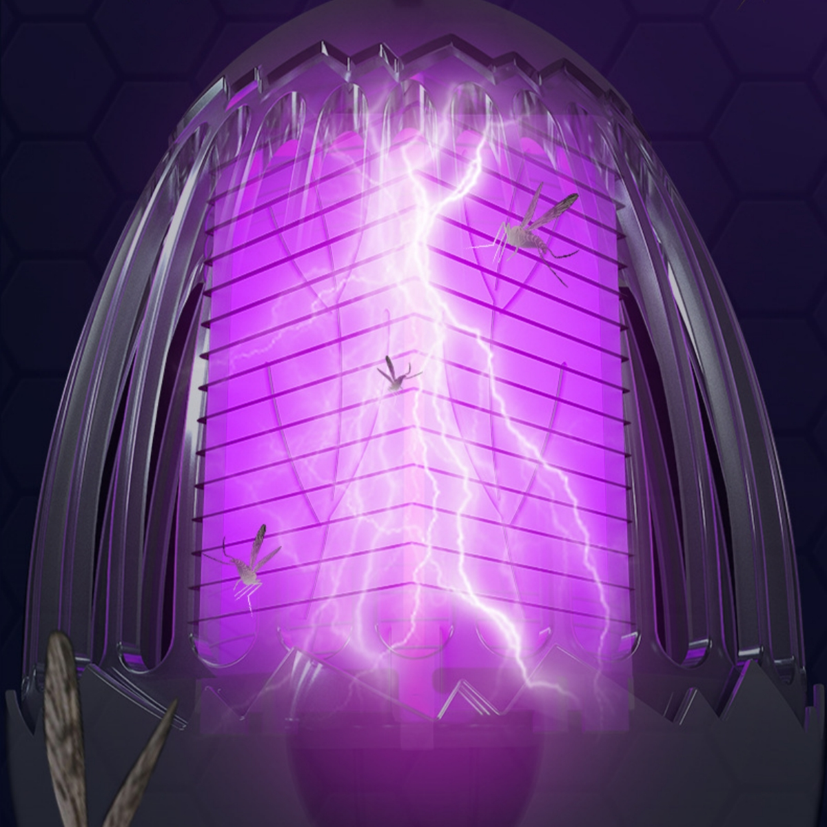 Ein Insektenvernichter strahlt violettes Licht aus, mit toten Insekten im Inneren.