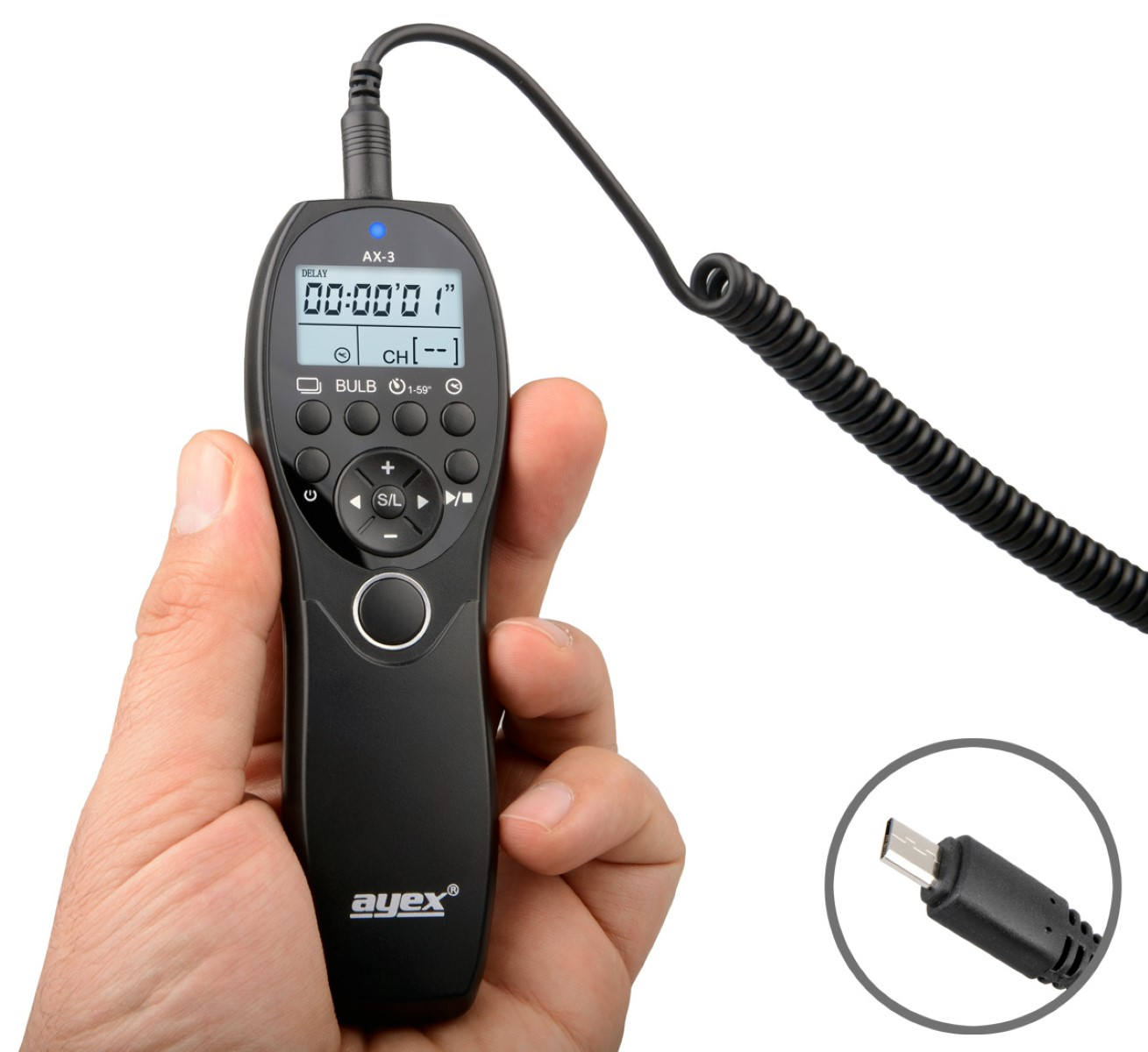 Schwarze Fernbedienung mit Display und Kabel, in der Hand gehalten.