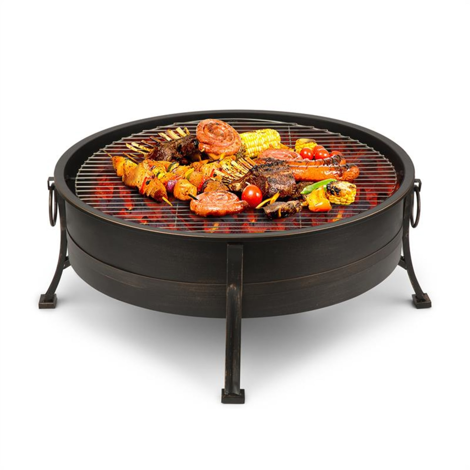 Grill mit gekochtem Essen auf weißem Hintergrund.