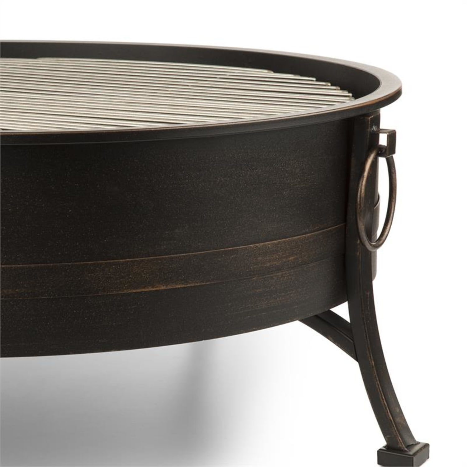 Eine schwarze Feuerstelle mit Grill, Metallring und Beinen, vor weißem Hintergrund.