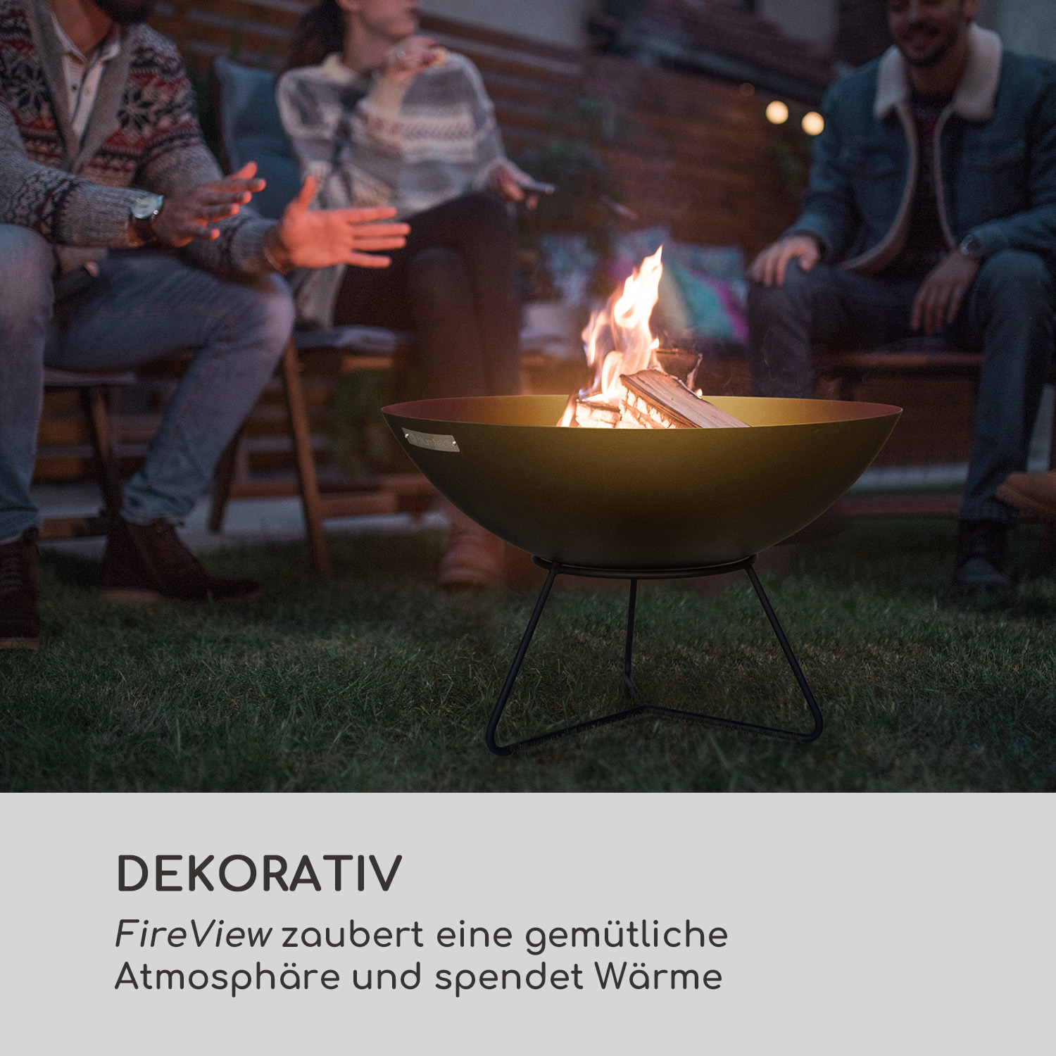 Eine Feuerstelle mit Feuer und Menschen drumherum. Text: FireView zaubert eine gemütliche Atmosphäre.