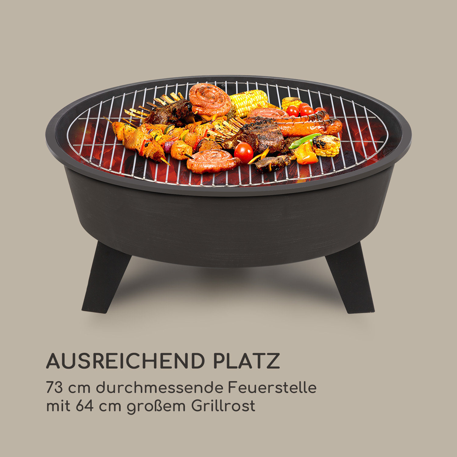 Ein Grill mit gegrilltem Essen. Der Grill ist schwarz und das Essen umfasst verschiedene Fleisch- und Gemüsesorten.