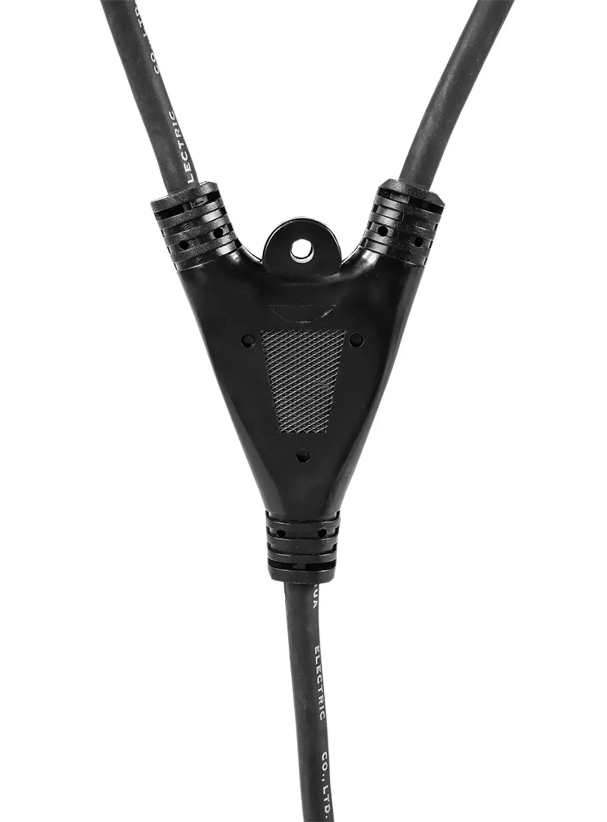 Ein schwarzer Y-förmiger elektrischer Stecker. Zwei Kabel fließen in eins, mit einem zentralen Verbindungspunkt.