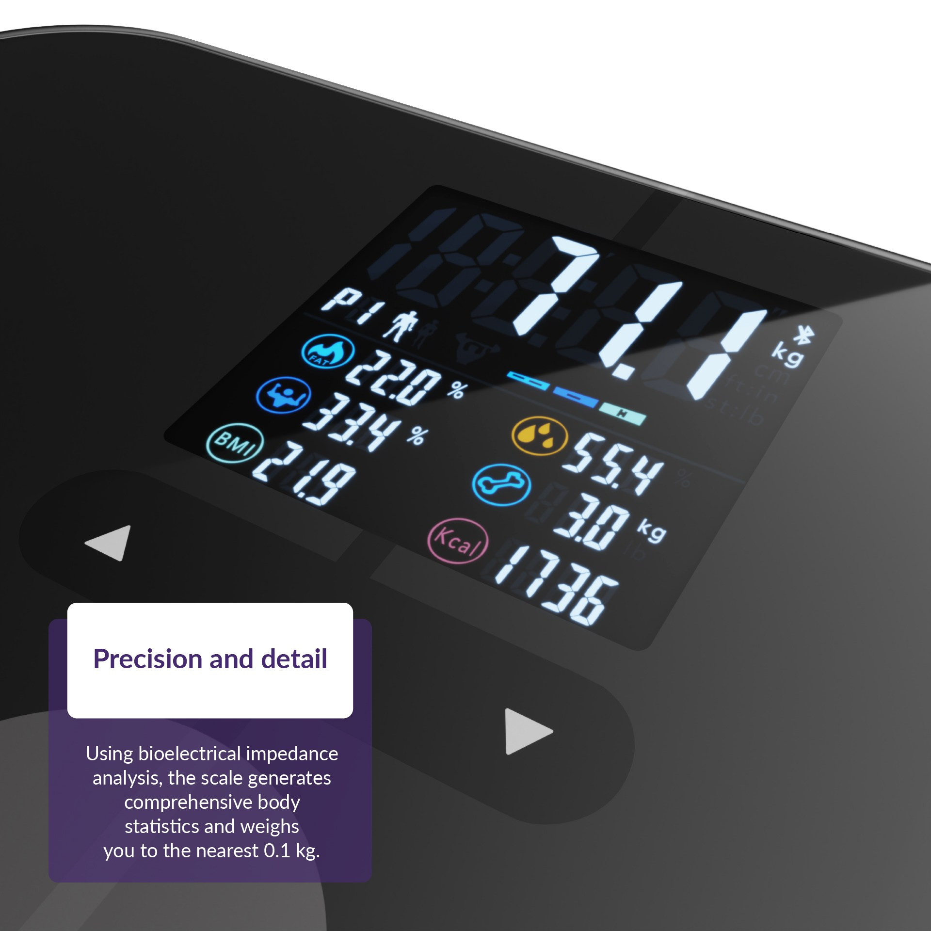 Waga cyfrowa wyświetlająca pomiary wagi i składu ciała. Czarne urządzenie na białym tle.