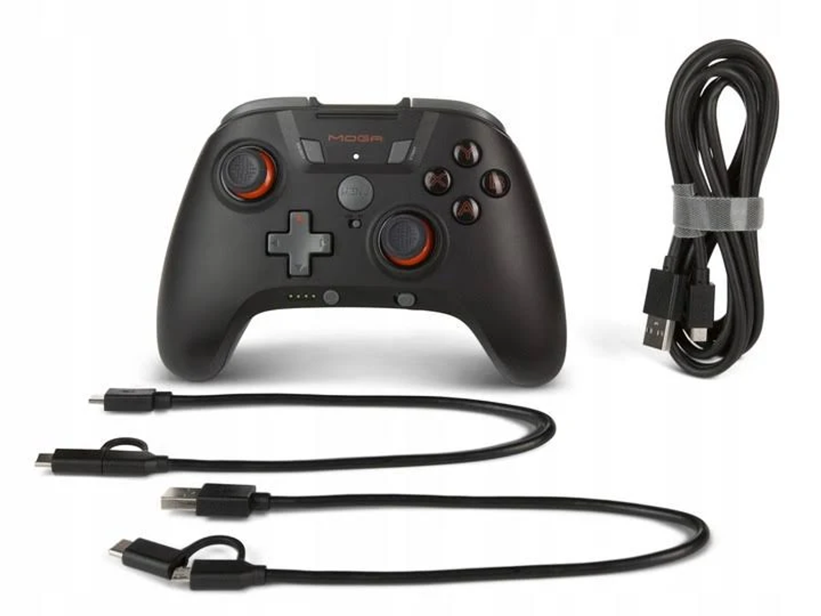Schwarzer Gamecontroller mit roten Akzenten, zwei Ladekabeln und einem Kabelbinder.