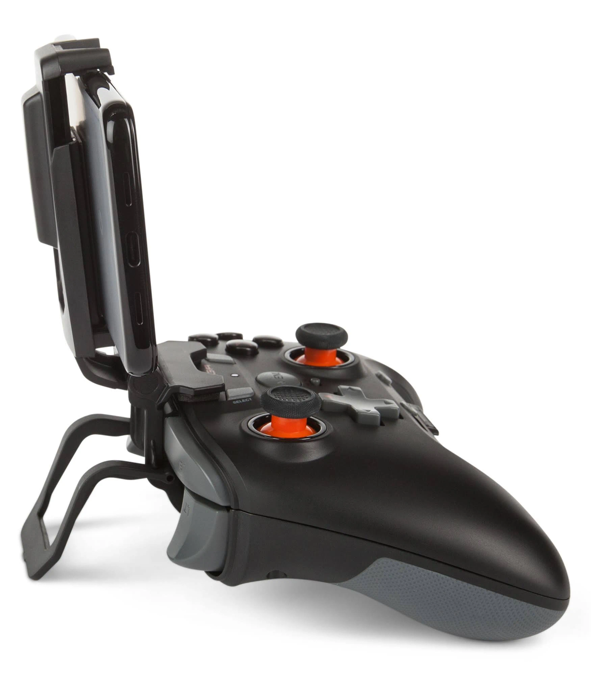 Schwarzer Gamecontroller mit angeschlossenem Telefon. Telefon ist über dem Controller abgewinkelt.