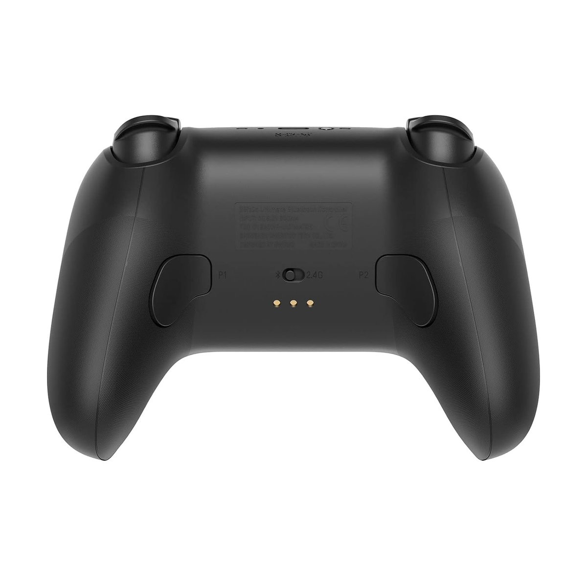 Tył czarnego gamepada. Widoczne przyciski P1 i P2. 2.4G i trzy kropki pośrodku.