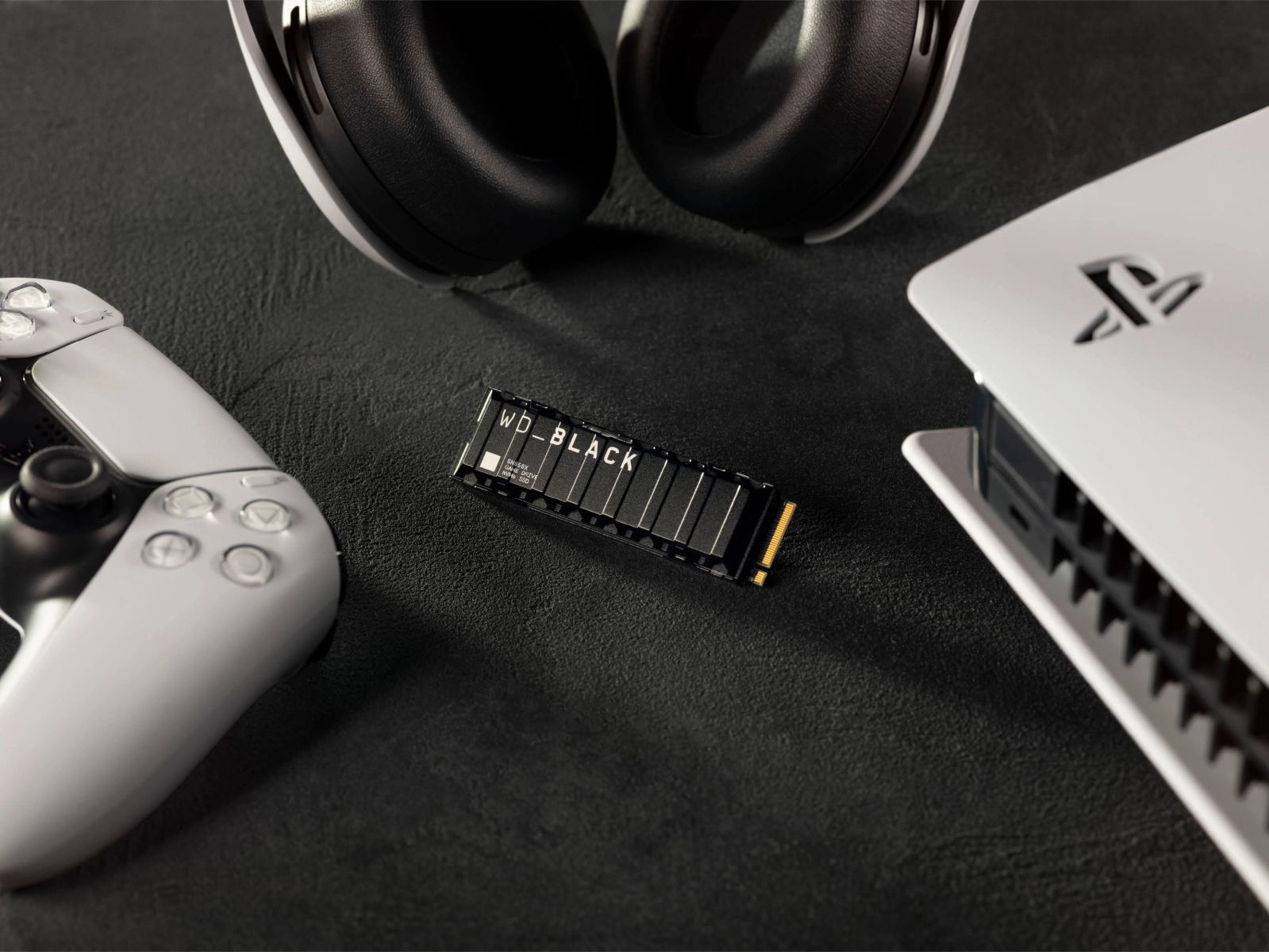 Konfiguracja do gier: PlayStation 5, kontroler, WD_BLACK SSD, słuchawki.