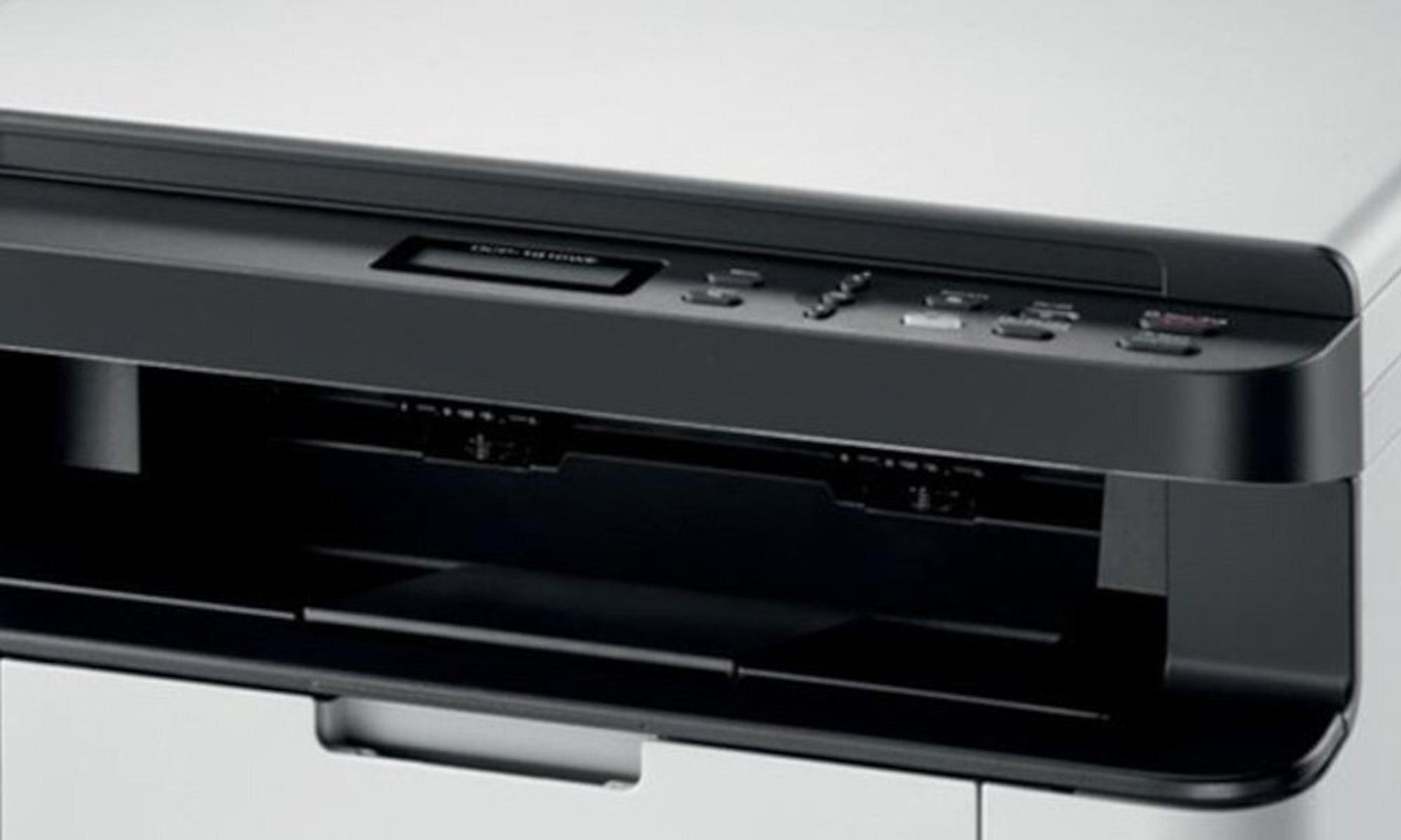 Impresora, primer plano de la parte superior, con panel de control y área de salida de papel.