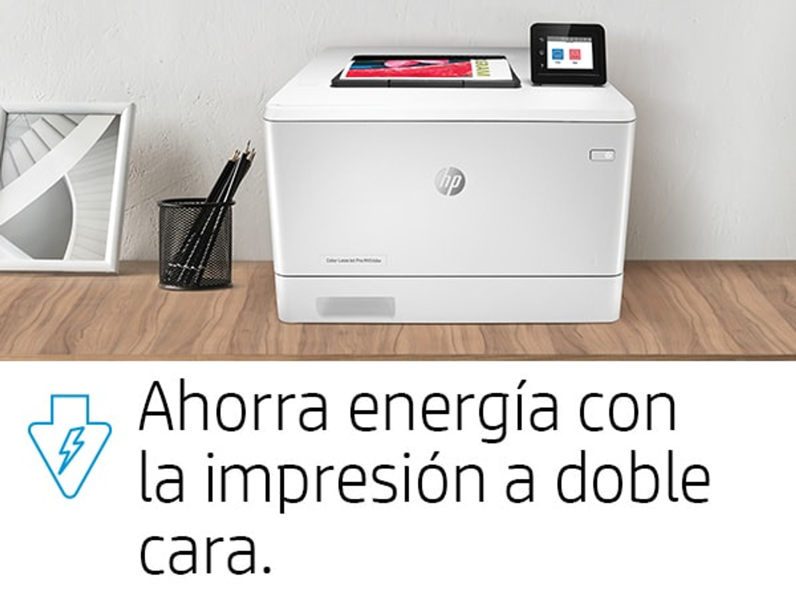 Weißer HP-Drucker mit Tablet oben. Text über Energiesparen durch doppelseitigen Druck.