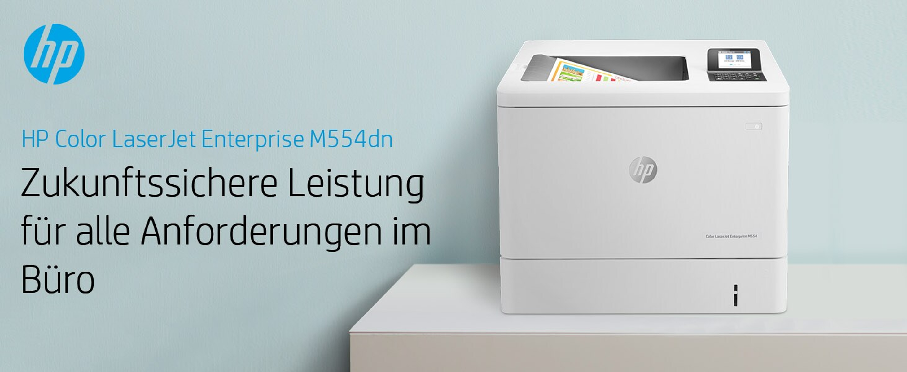 Imprimante HP sur une surface avec texte et logo HP. Fond bleu avec texte allemand.