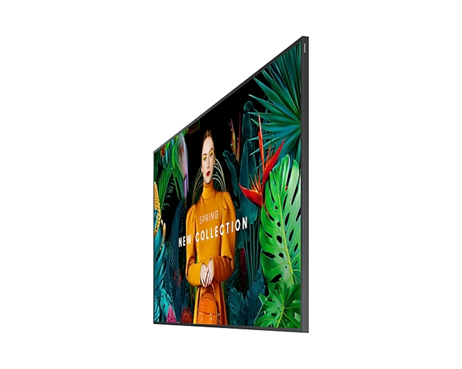 Ein großes Display mit einer Frau in einem orangefarbenen Oberteil und grünem Hintergrund.
